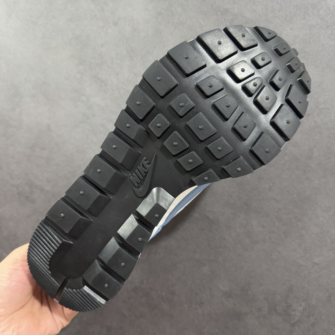 图片[9]-【纯原福利】Sacai x NK VaporWaffle 联名款华夫3.0潮流 休闲增高运动鞋 绝版好货特价 超低价清货 全套原楦原纸版原鞋开模 全网最具灵魂的版型 皮料卡色质感均保持原鞋一致 原装油墨Logo手工描漆 原装大底米色部分外尖内方 大底开口上翘弧度 后跟开口弧度高度原鞋一致 全鞋电脑针车 原厂鞋舌织唛标 原盒原配 中文合格证质保卡 客订外包保护盒‼️ 尺码：36 36.5 37.5 38 38.5 39 40 40.5 41 42 42.5 43 44 44.5 45 46-选品中心