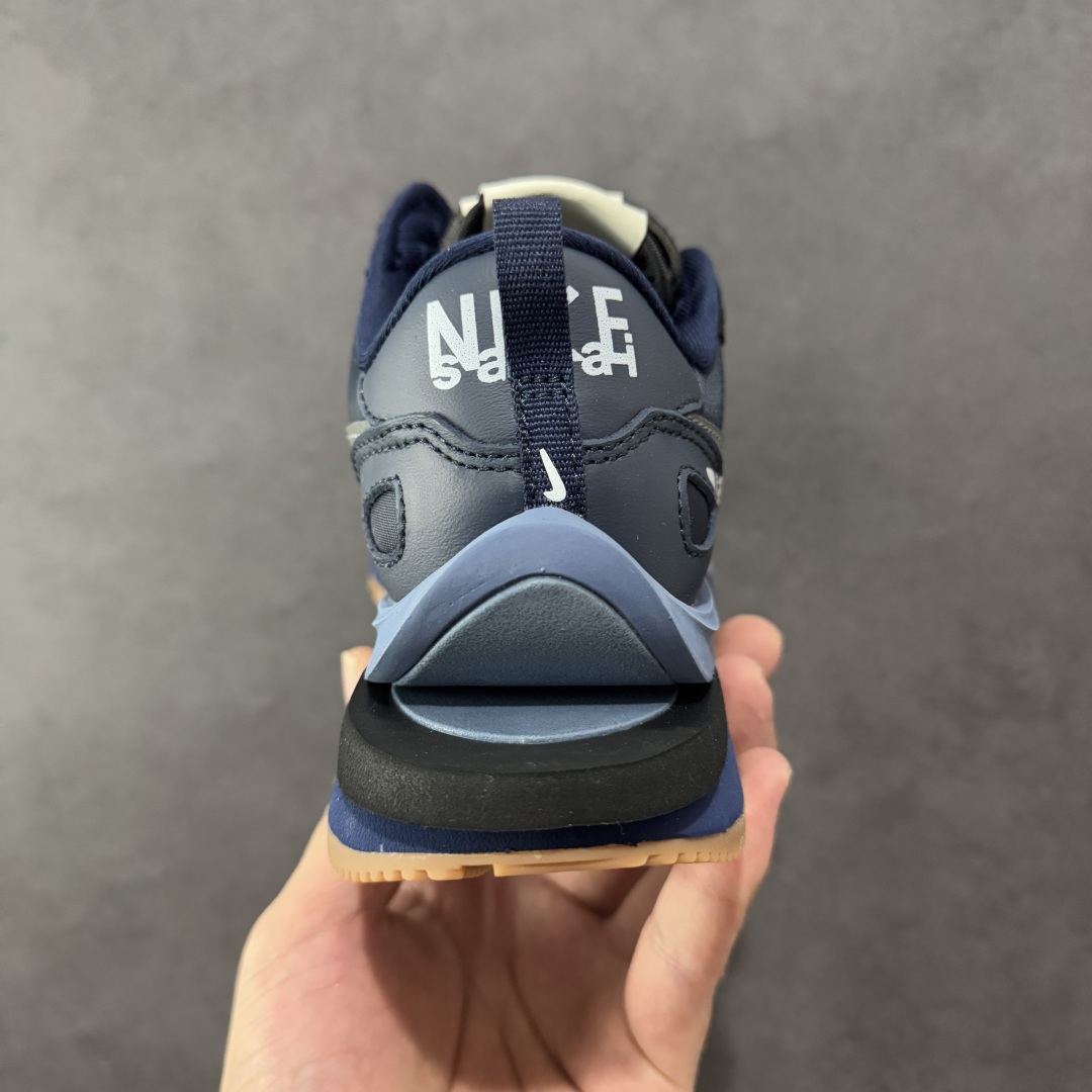 图片[4]-【纯原福利】Sacai x NK VaporWaffle 联名款华夫3.0潮流 休闲增高运动鞋 绝版好货特价 超低价清货 全套原楦原纸版原鞋开模 全网最具灵魂的版型 皮料卡色质感均保持原鞋一致 原装油墨Logo手工描漆 原装大底米色部分外尖内方 大底开口上翘弧度 后跟开口弧度高度原鞋一致 全鞋电脑针车 原厂鞋舌织唛标 原盒原配 中文合格证质保卡 客订外包保护盒‼️ 尺码：36 36.5 37.5 38 38.5 39 40 40.5 41 42 42.5 43 44 44.5 45 46-选品中心