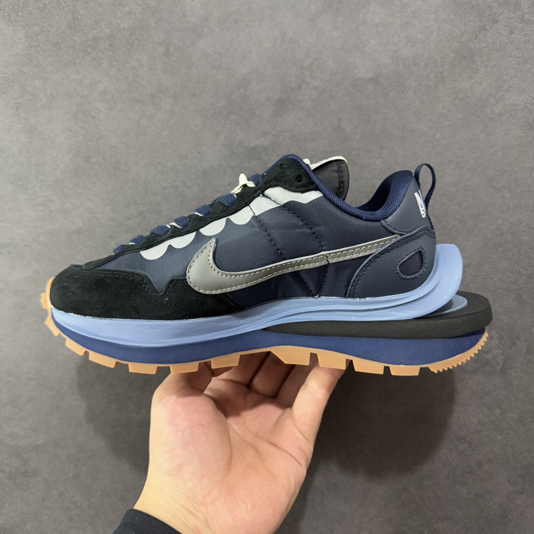 图片[2]-【纯原福利】Sacai x NK VaporWaffle 联名款华夫3.0潮流 休闲增高运动鞋 绝版好货特价 超低价清货 全套原楦原纸版原鞋开模 全网最具灵魂的版型 皮料卡色质感均保持原鞋一致 原装油墨Logo手工描漆 原装大底米色部分外尖内方 大底开口上翘弧度 后跟开口弧度高度原鞋一致 全鞋电脑针车 原厂鞋舌织唛标 原盒原配 中文合格证质保卡 客订外包保护盒‼️ 尺码：36 36.5 37.5 38 38.5 39 40 40.5 41 42 42.5 43 44 44.5 45 46-选品中心