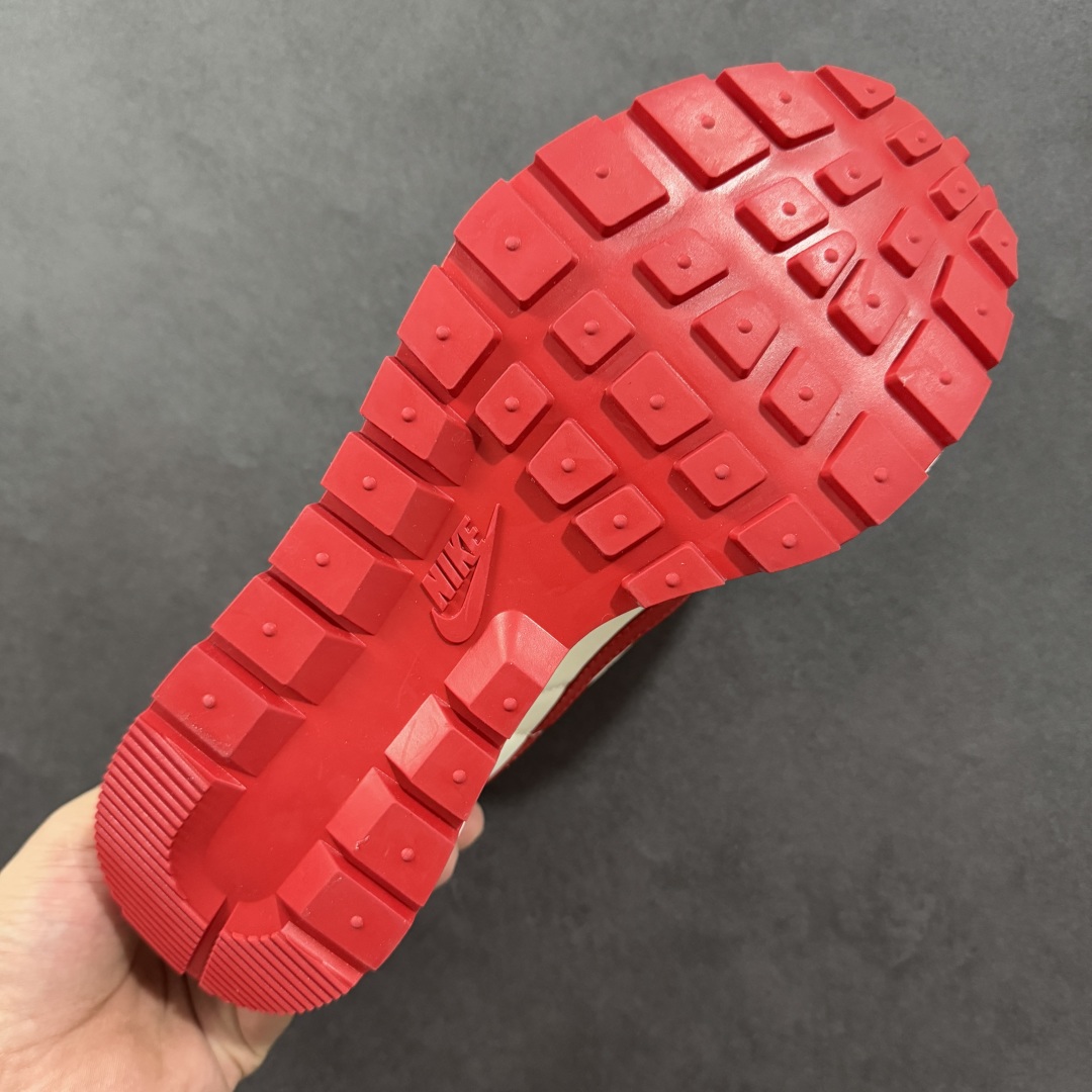 图片[9]-【纯原福利】Sacai x NK VaporWaffle 联名款华夫3.0潮流 休闲增高运动鞋 绝版好货特价 超低价清货 全套原楦原纸版原鞋开模 全网最具灵魂的版型 皮料卡色质感均保持原鞋一致 原装油墨Logo手工描漆 原装大底米色部分外尖内方 大底开口上翘弧度 后跟开口弧度高度原鞋一致 全鞋电脑针车 原厂鞋舌织唛标 原盒原配 中文合格证质保卡 客订外包保护盒‼️ 尺码：36 36.5 37.5 38 38.5 39 40 40.5 41 42 42.5 43 44 44.5 45 46-选品中心