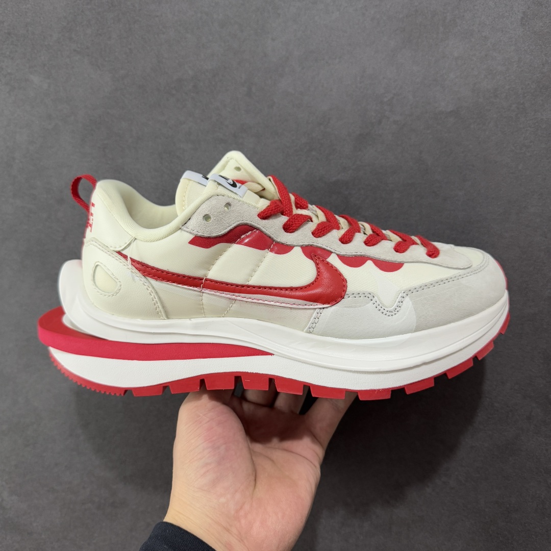 【纯原福利】Sacai x NK VaporWaffle 联名款华夫3.0潮流 休闲增高运动鞋 绝版好货特价 超低价清货 全套原楦原纸版原鞋开模 全网最具灵魂的版型 皮料卡色质感均保持原鞋一致 原装油墨Logo手工描漆 原装大底米色部分外尖内方 大底开口上翘弧度 后跟开口弧度高度原鞋一致 全鞋电脑针车 原厂鞋舌织唛标 原盒原配 中文合格证质保卡 客订外包保护盒‼️ 尺码:36 36.5 37.5 38 38.5 39 40 40.5 41 42 42.5 43 44 44.5 45 46-选品中心