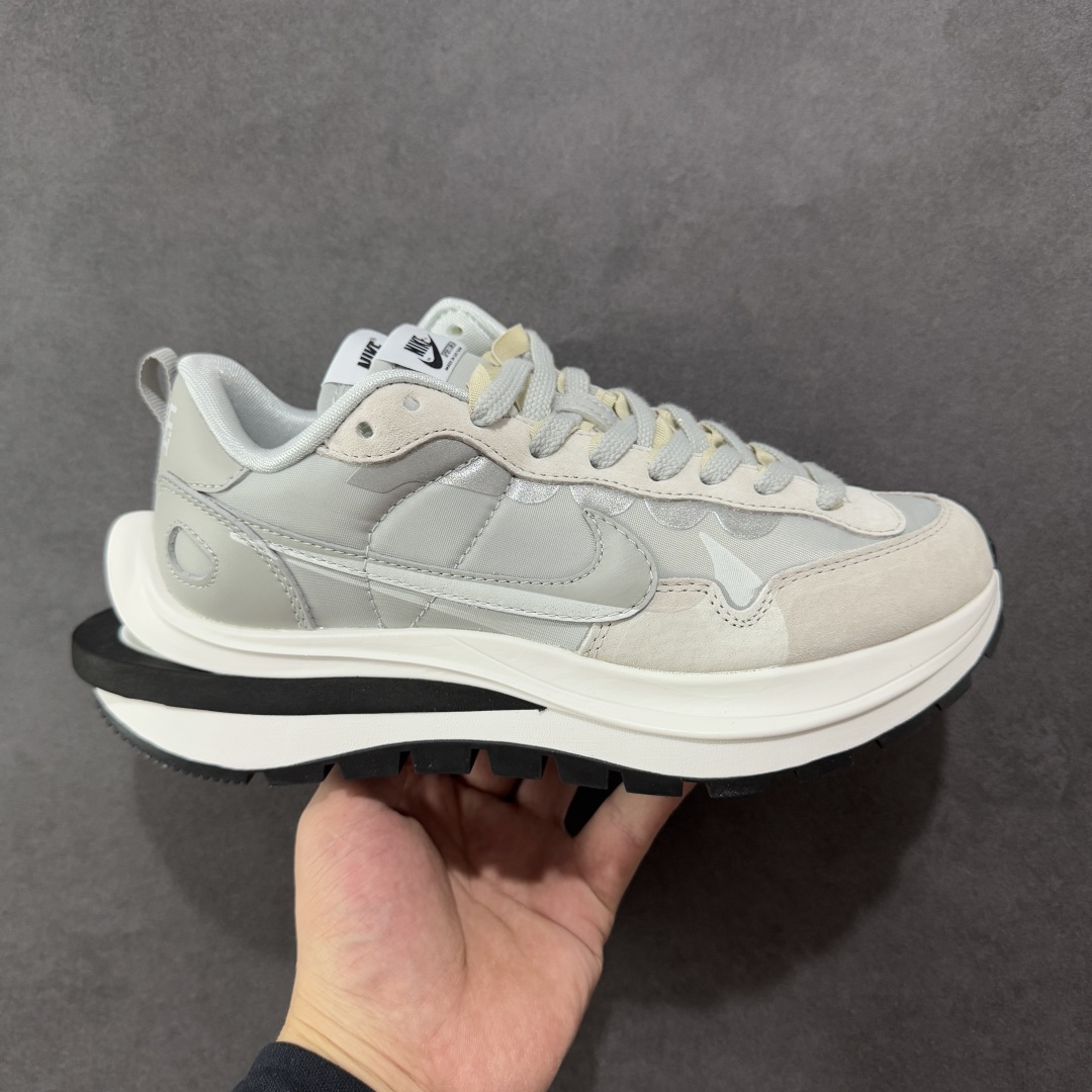 【纯原福利】Sacai x NK VaporWaffle 联名款华夫3.0潮流 休闲增高运动鞋 绝版好货特价 超低价清货 全套原楦原纸版原鞋开模 全网最具灵魂的版型 皮料卡色质感均保持原鞋一致 原装油墨Logo手工描漆 原装大底米色部分外尖内方 大底开口上翘弧度 后跟开口弧度高度原鞋一致 全鞋电脑针车 原厂鞋舌织唛标 原盒原配 中文合格证质保卡 客订外包保护盒‼️ 尺码：36 36.5 37.5 38 38.5 39 40 40.5 41 42 42.5 43 44 44.5 45 46-选品中心