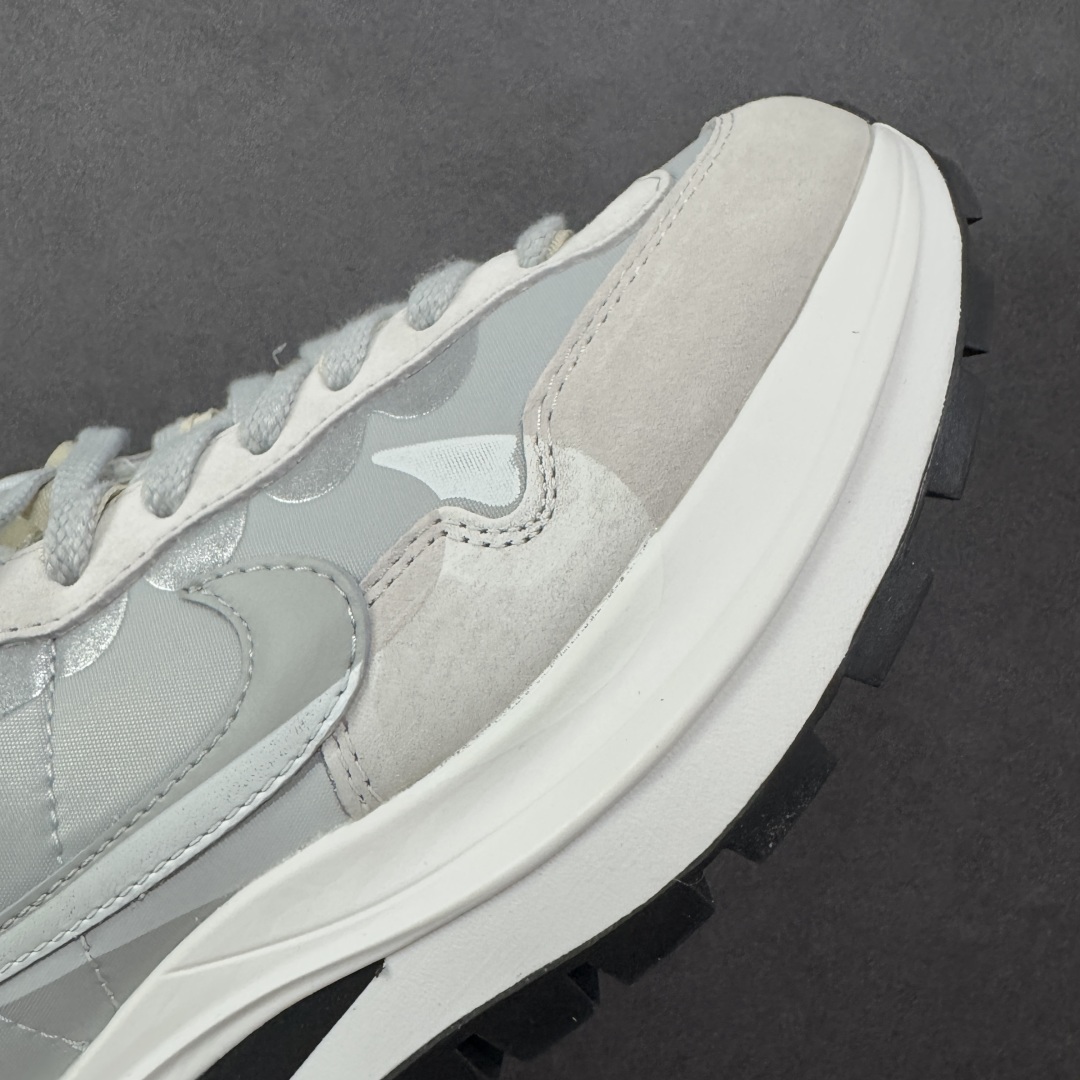 图片[5]-【纯原福利】Sacai x NK VaporWaffle 联名款华夫3.0潮流 休闲增高运动鞋 绝版好货特价 超低价清货 全套原楦原纸版原鞋开模 全网最具灵魂的版型 皮料卡色质感均保持原鞋一致 原装油墨Logo手工描漆 原装大底米色部分外尖内方 大底开口上翘弧度 后跟开口弧度高度原鞋一致 全鞋电脑针车 原厂鞋舌织唛标 原盒原配 中文合格证质保卡 客订外包保护盒‼️ 尺码：36 36.5 37.5 38 38.5 39 40 40.5 41 42 42.5 43 44 44.5 45 46-选品中心