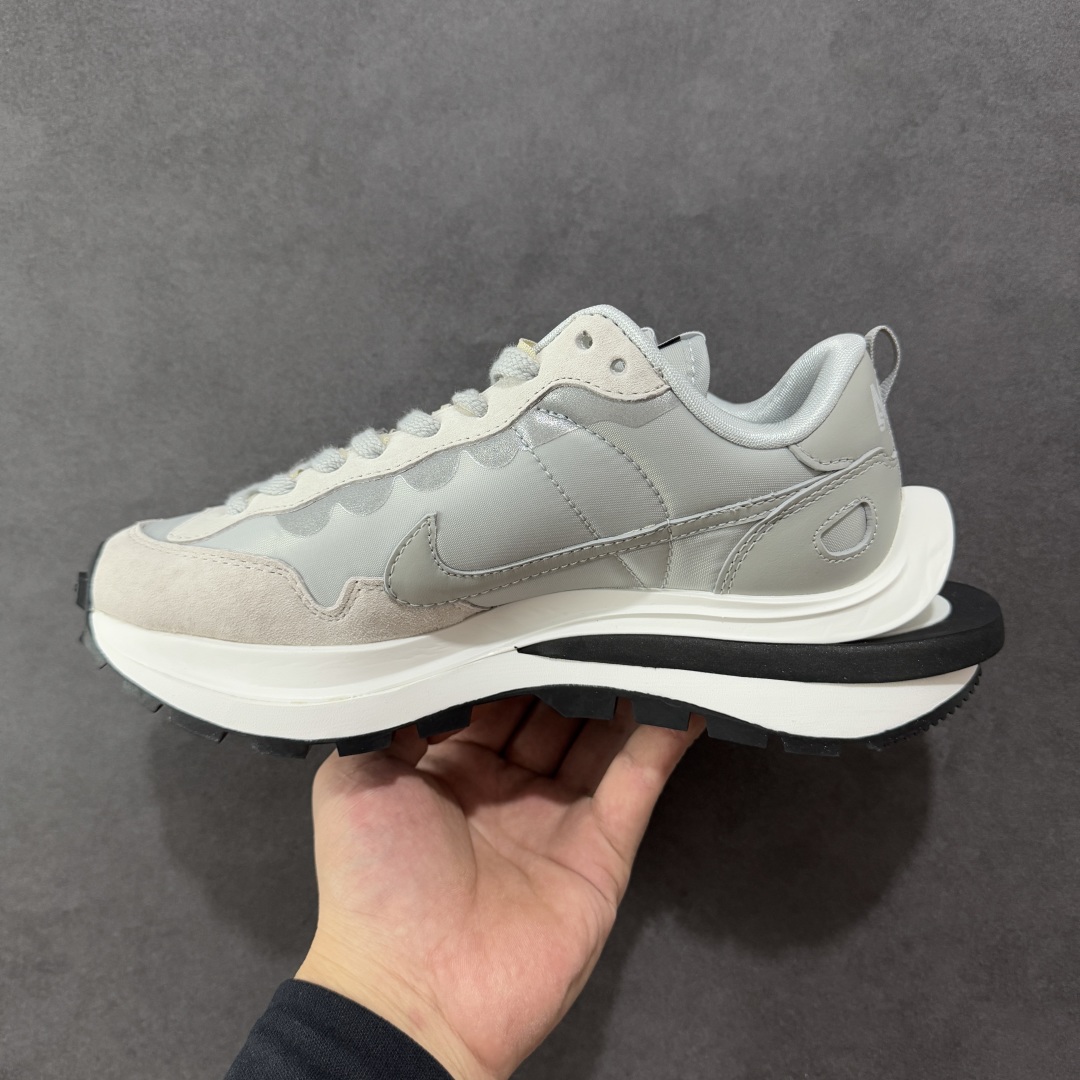 图片[2]-【纯原福利】Sacai x NK VaporWaffle 联名款华夫3.0潮流 休闲增高运动鞋 绝版好货特价 超低价清货 全套原楦原纸版原鞋开模 全网最具灵魂的版型 皮料卡色质感均保持原鞋一致 原装油墨Logo手工描漆 原装大底米色部分外尖内方 大底开口上翘弧度 后跟开口弧度高度原鞋一致 全鞋电脑针车 原厂鞋舌织唛标 原盒原配 中文合格证质保卡 客订外包保护盒‼️ 尺码：36 36.5 37.5 38 38.5 39 40 40.5 41 42 42.5 43 44 44.5 45 46-选品中心