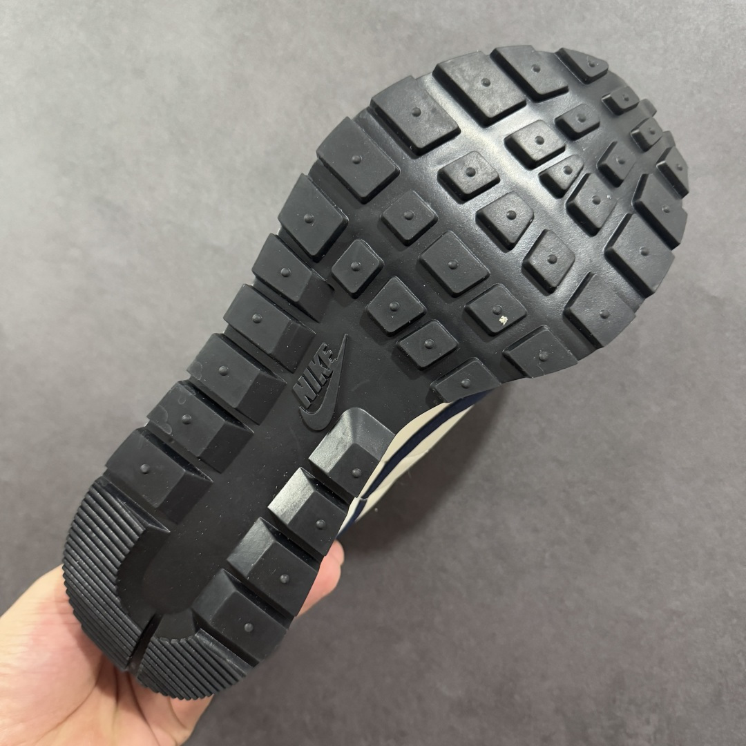 图片[9]-【纯原福利】Sacai x NK VaporWaffle 联名款华夫3.0潮流 休闲增高运动鞋 绝版好货特价 超低价清货 全套原楦原纸版原鞋开模 全网最具灵魂的版型 皮料卡色质感均保持原鞋一致 原装油墨Logo手工描漆 原装大底米色部分外尖内方 大底开口上翘弧度 后跟开口弧度高度原鞋一致 全鞋电脑针车 原厂鞋舌织唛标 原盒原配 中文合格证质保卡 客订外包保护盒‼️ 尺码：36 36.5 37.5 38 38.5 39 40 40.5 41 42 42.5 43 44 44.5 45 46-选品中心