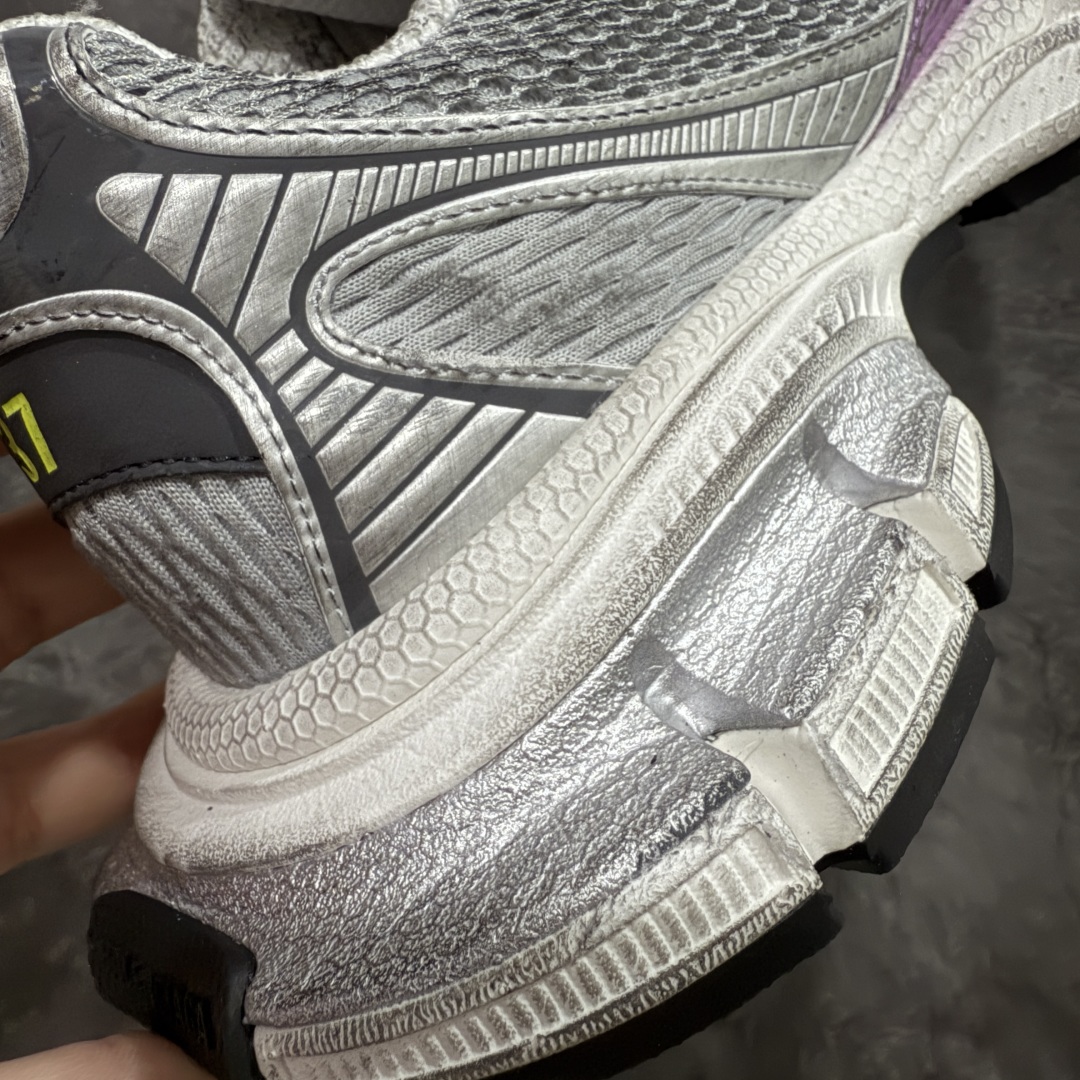 图片[3]-【X版纯原】BALENCIAGA 3XL Sneakers 巴黎世家十代网布系带低帮走秀复古老爹鞋 全新版本 全新顶端品质 全套原纸板楦头开发 最原汁原味的灵魂版型 全鞋荧光划线卡点 胶水把控整洁度追求极致完美 每一双都是工艺品 多重QC质检 超越公司货的品控标准 实实在在的免检产品 原盒原配 正确字体电绣 粗细、位置、大小正确 侧边TPU 透气孔匹配意产原版 正确分离大底 TPU软底 原版一致大底LOGO 立体感十足 原厂皮料水洗做旧 采购原厂网纱 不含皮革 网布材料和聚氨酯 磨损效果 鞋头边缘和后帮 Balenciaga 徽标 鞋面和后跟凸印尺码 鞋舌 3XL 橡胶品牌标识和反光细节 鞋帮拉袢和鞋舌拉祥 配反光细节 备用鞋带在鞋履前侧 可在穿着前取下 便于不同造型搭配 正常尺码 尺码：35 36 37 38 39 40 41 42 43 44 45 46-选品中心