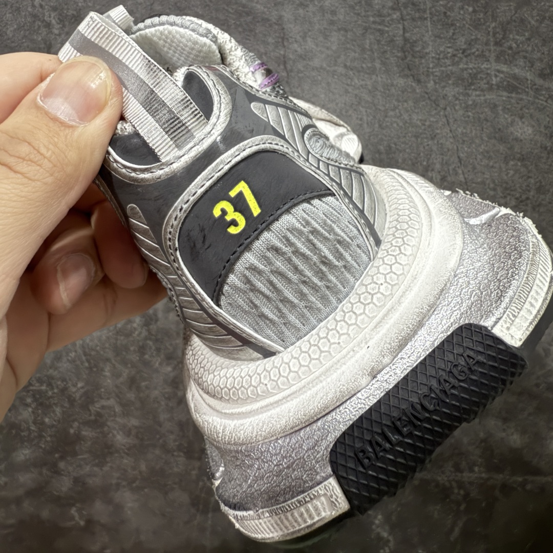 图片[2]-【X版纯原】BALENCIAGA 3XL Sneakers 巴黎世家十代网布系带低帮走秀复古老爹鞋 全新版本 全新顶端品质 全套原纸板楦头开发 最原汁原味的灵魂版型 全鞋荧光划线卡点 胶水把控整洁度追求极致完美 每一双都是工艺品 多重QC质检 超越公司货的品控标准 实实在在的免检产品 原盒原配 正确字体电绣 粗细、位置、大小正确 侧边TPU 透气孔匹配意产原版 正确分离大底 TPU软底 原版一致大底LOGO 立体感十足 原厂皮料水洗做旧 采购原厂网纱 不含皮革 网布材料和聚氨酯 磨损效果 鞋头边缘和后帮 Balenciaga 徽标 鞋面和后跟凸印尺码 鞋舌 3XL 橡胶品牌标识和反光细节 鞋帮拉袢和鞋舌拉祥 配反光细节 备用鞋带在鞋履前侧 可在穿着前取下 便于不同造型搭配 正常尺码 尺码：35 36 37 38 39 40 41 42 43 44 45 46-选品中心