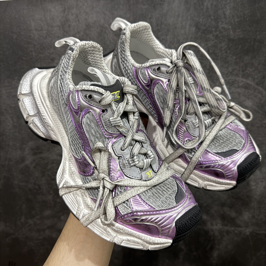 【X版纯原】BALENCIAGA 3XL Sneakers 巴黎世家十代网布系带低帮走秀复古老爹鞋 全新版本 全新顶端品质 全套原纸板楦头开发 最原汁原味的灵魂版型 全鞋荧光划线卡点 胶水把控整洁度追求极致完美 每一双都是工艺品 多重QC质检 超越公司货的品控标准 实实在在的免检产品 原盒原配 正确字体电绣 粗细、位置、大小正确 侧边TPU 透气孔匹配意产原版 正确分离大底 TPU软底 原版一致大底LOGO 立体感十足 原厂皮料水洗做旧 采购原厂网纱 不含皮革 网布材料和聚氨酯 磨损效果 鞋头边缘和后帮 Balenciaga 徽标 鞋面和后跟凸印尺码 鞋舌 3XL 橡胶品牌标识和反光细节 鞋帮拉袢和鞋舌拉祥 配反光细节 备用鞋带在鞋履前侧 可在穿着前取下 便于不同造型搭配 正常尺码 尺码:35 36 37 38 39 40 41 42 43 44 45 46-选品中心