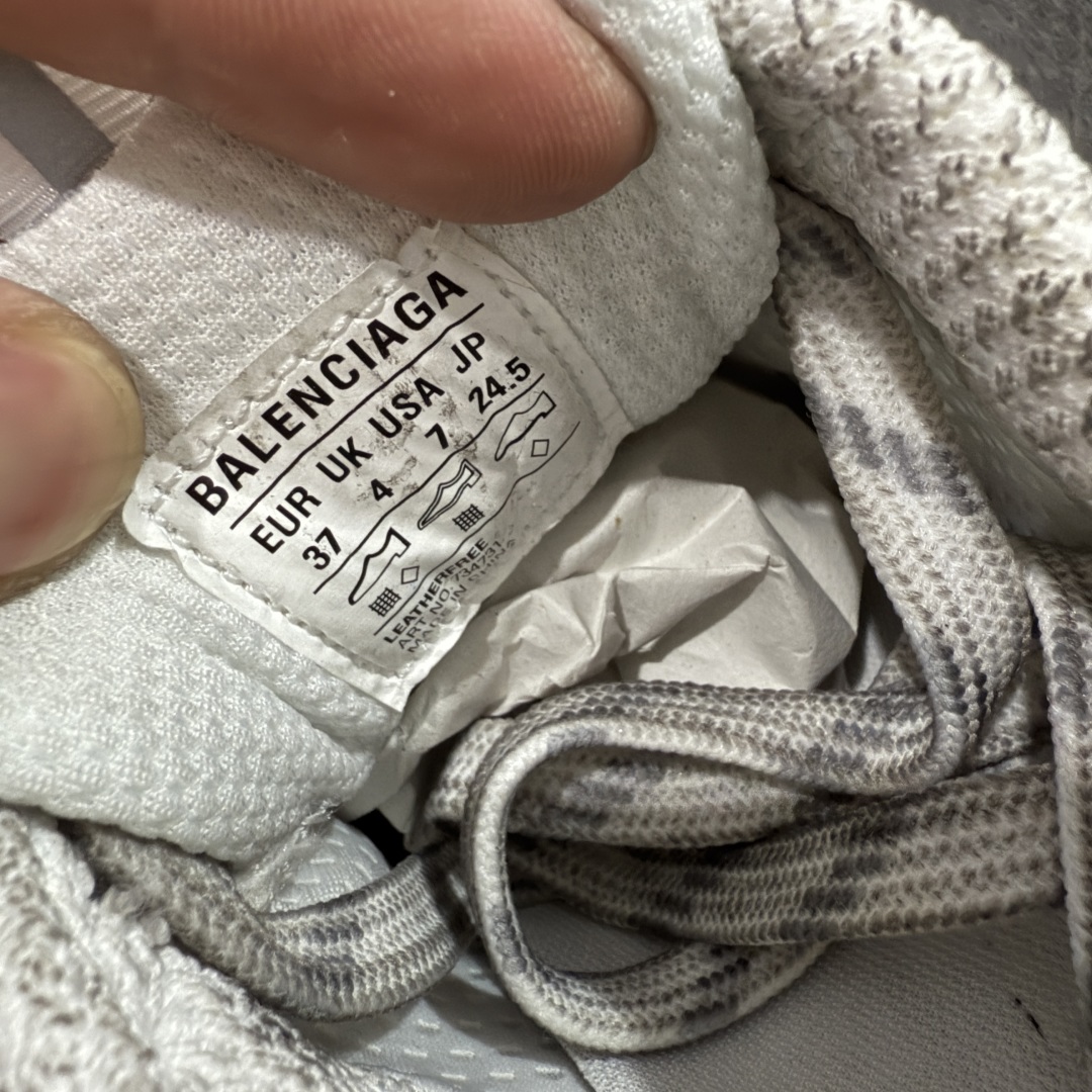 图片[8]-【X版纯原】BALENCIAGA 3XL Sneakers 巴黎世家十代网布系带低帮走秀复古老爹鞋 全新版本 全新顶端品质 全套原纸板楦头开发 最原汁原味的灵魂版型 全鞋荧光划线卡点 胶水把控整洁度追求极致完美 每一双都是工艺品 多重QC质检 超越公司货的品控标准 实实在在的免检产品 原盒原配 正确字体电绣 粗细、位置、大小正确 侧边TPU 透气孔匹配意产原版 正确分离大底 TPU软底 原版一致大底LOGO 立体感十足 原厂皮料水洗做旧 采购原厂网纱 不含皮革 网布材料和聚氨酯 磨损效果 鞋头边缘和后帮 Balenciaga 徽标 鞋面和后跟凸印尺码 鞋舌 3XL 橡胶品牌标识和反光细节 鞋帮拉袢和鞋舌拉祥 配反光细节 备用鞋带在鞋履前侧 可在穿着前取下 便于不同造型搭配 正常尺码 尺码：35 36 37 38 39 40 41 42 43 44 45 46-选品中心