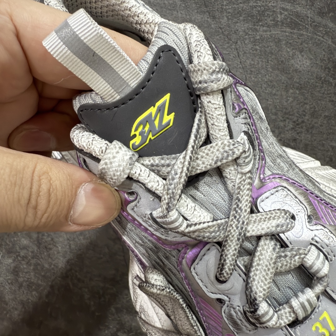 图片[7]-【X版纯原】BALENCIAGA 3XL Sneakers 巴黎世家十代网布系带低帮走秀复古老爹鞋 全新版本 全新顶端品质 全套原纸板楦头开发 最原汁原味的灵魂版型 全鞋荧光划线卡点 胶水把控整洁度追求极致完美 每一双都是工艺品 多重QC质检 超越公司货的品控标准 实实在在的免检产品 原盒原配 正确字体电绣 粗细、位置、大小正确 侧边TPU 透气孔匹配意产原版 正确分离大底 TPU软底 原版一致大底LOGO 立体感十足 原厂皮料水洗做旧 采购原厂网纱 不含皮革 网布材料和聚氨酯 磨损效果 鞋头边缘和后帮 Balenciaga 徽标 鞋面和后跟凸印尺码 鞋舌 3XL 橡胶品牌标识和反光细节 鞋帮拉袢和鞋舌拉祥 配反光细节 备用鞋带在鞋履前侧 可在穿着前取下 便于不同造型搭配 正常尺码 尺码：35 36 37 38 39 40 41 42 43 44 45 46-选品中心