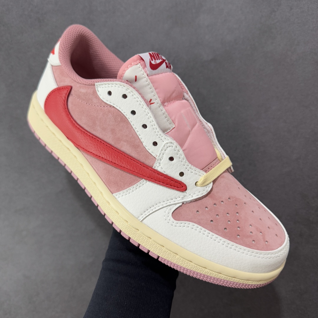 图片[3]-【纯原版】Travis Scott x Air Jordan 1 Low 低帮 白粉红倒钩 AJ1 乔丹1代 aj1 乔1 低邦 白粉红倒勾联名 乔丹篮球鞋系列 鞋身整体以粉色为底搭配白色框架覆盖层，标志性的反钩Swoosh Logo采用大红色呈现，内侧则辅以红色Swoosh Logo点缀，鞋舌等多处TS标志性元素均得以保留；鞋舌白色绣标上点缀红色Nike Swoosh Logo，鞋身内侧Cactusc Jack厂牌Logo采用红色点缀，后跟的鬼脸Logo标志以及Wings Logo均采用红色缝线打造，彰显联名身份；最后以做旧氧化中底搭配粉色橡胶外底完善z整体设计收尾。 货号：DM7866-100 尺码：36 36.5 37.5 38 38.5 39 40 40.5 41 42 42.5 43 44 44.5 45 46 47.5 编码：FSB240250-选品中心