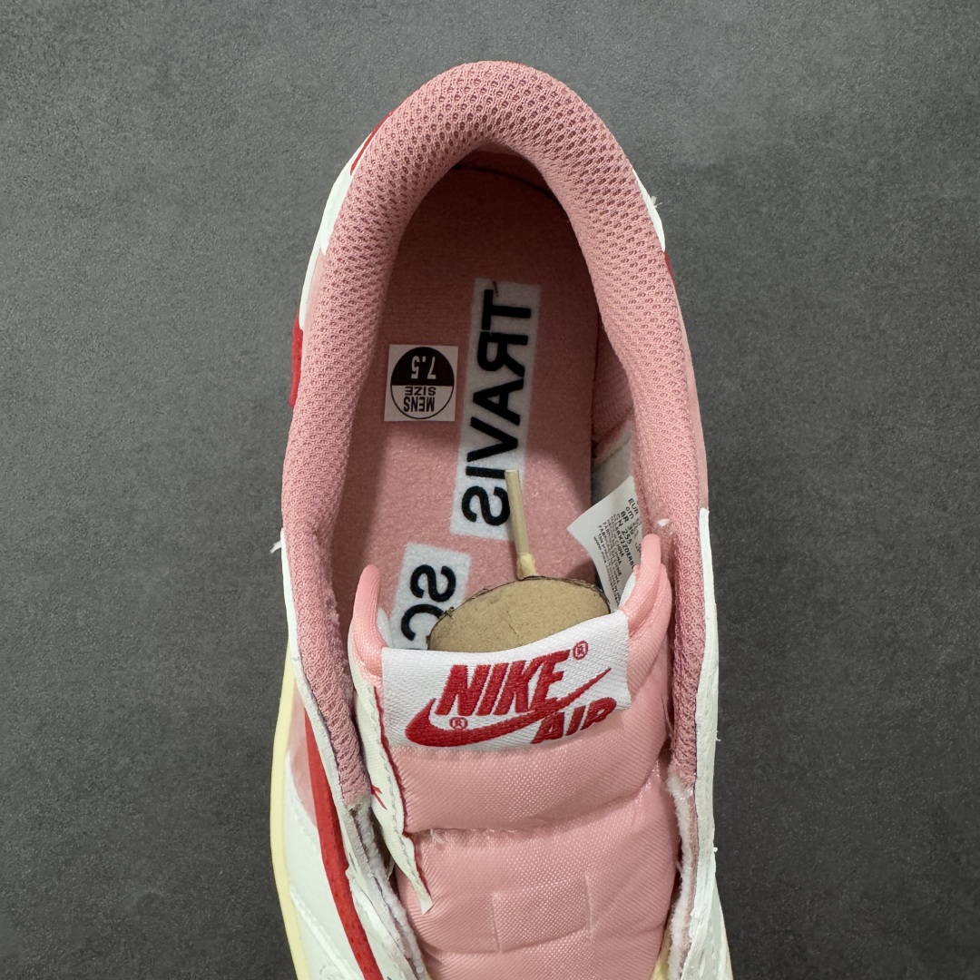 图片[7]-【纯原版】Travis Scott x Air Jordan 1 Low 低帮 白粉红倒钩 AJ1 乔丹1代 aj1 乔1 低邦 白粉红倒勾联名 乔丹篮球鞋系列 鞋身整体以粉色为底搭配白色框架覆盖层，标志性的反钩Swoosh Logo采用大红色呈现，内侧则辅以红色Swoosh Logo点缀，鞋舌等多处TS标志性元素均得以保留；鞋舌白色绣标上点缀红色Nike Swoosh Logo，鞋身内侧Cactusc Jack厂牌Logo采用红色点缀，后跟的鬼脸Logo标志以及Wings Logo均采用红色缝线打造，彰显联名身份；最后以做旧氧化中底搭配粉色橡胶外底完善z整体设计收尾。 货号：DM7866-100 尺码：36 36.5 37.5 38 38.5 39 40 40.5 41 42 42.5 43 44 44.5 45 46 47.5 编码：FSB240250-选品中心