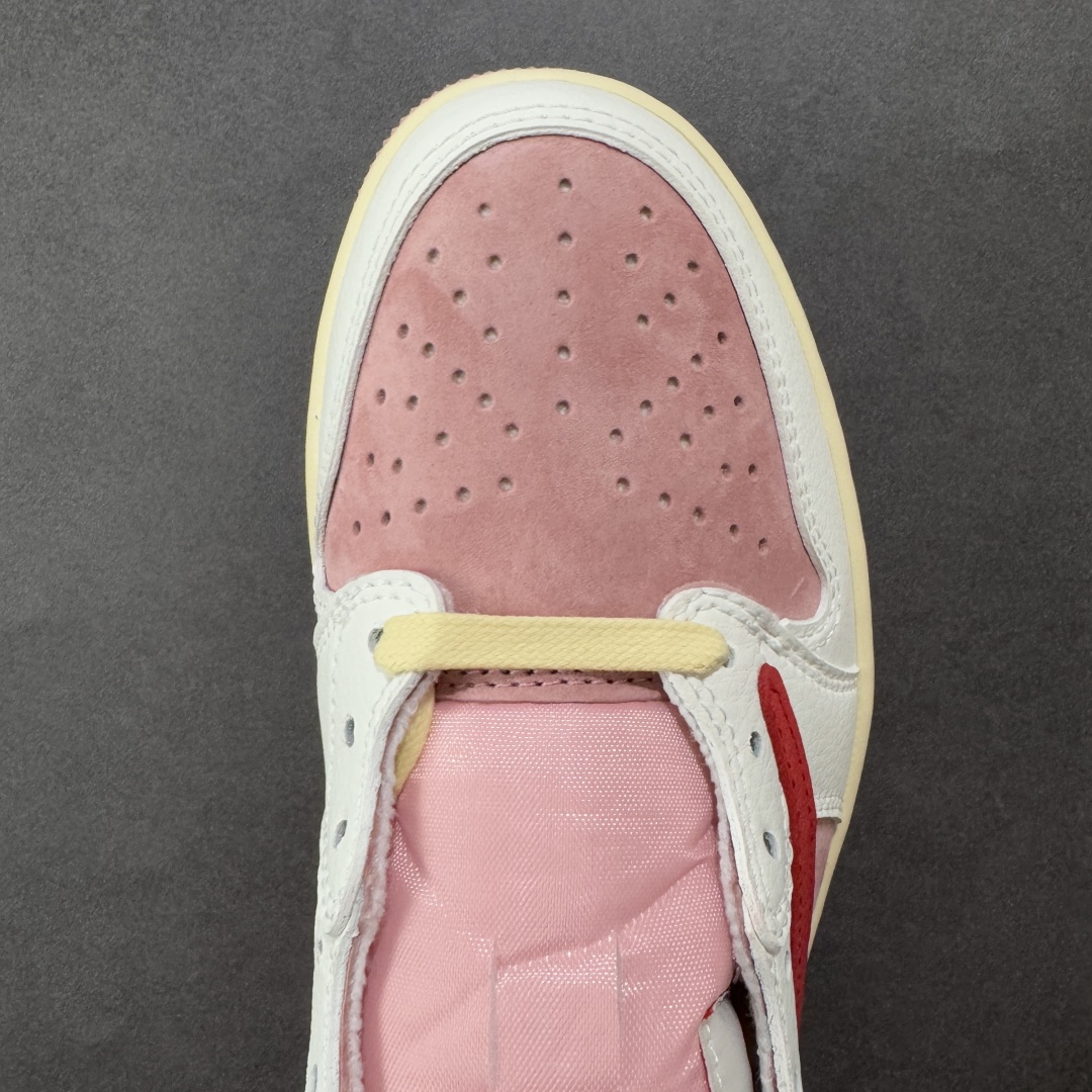 图片[8]-【纯原版】Travis Scott x Air Jordan 1 Low 低帮 白粉红倒钩 AJ1 乔丹1代 aj1 乔1 低邦 白粉红倒勾联名 乔丹篮球鞋系列 鞋身整体以粉色为底搭配白色框架覆盖层，标志性的反钩Swoosh Logo采用大红色呈现，内侧则辅以红色Swoosh Logo点缀，鞋舌等多处TS标志性元素均得以保留；鞋舌白色绣标上点缀红色Nike Swoosh Logo，鞋身内侧Cactusc Jack厂牌Logo采用红色点缀，后跟的鬼脸Logo标志以及Wings Logo均采用红色缝线打造，彰显联名身份；最后以做旧氧化中底搭配粉色橡胶外底完善z整体设计收尾。 货号：DM7866-100 尺码：36 36.5 37.5 38 38.5 39 40 40.5 41 42 42.5 43 44 44.5 45 46 47.5 编码：FSB240250-选品中心