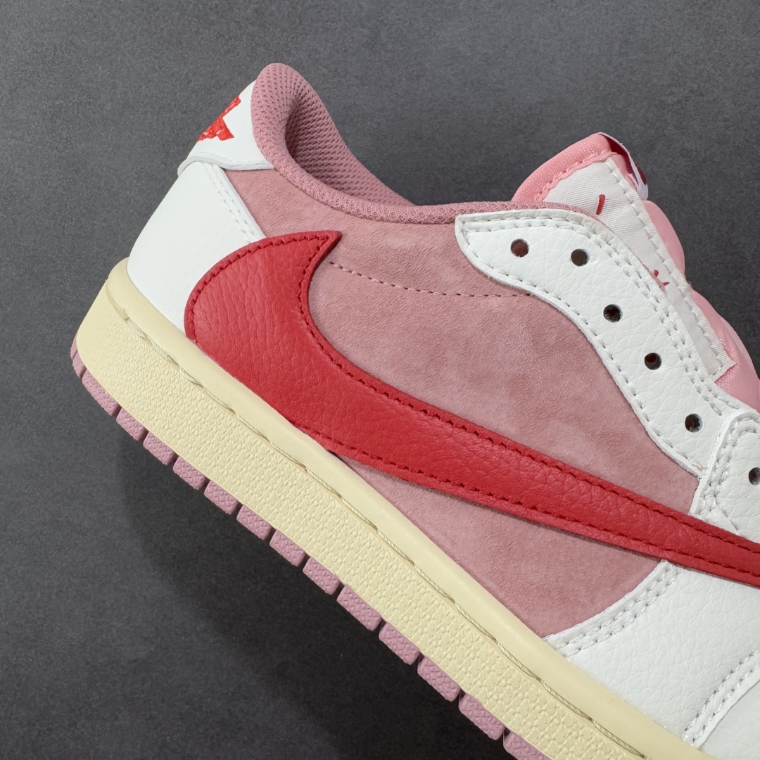 图片[6]-【纯原版】Travis Scott x Air Jordan 1 Low 低帮 白粉红倒钩 AJ1 乔丹1代 aj1 乔1 低邦 白粉红倒勾联名 乔丹篮球鞋系列 鞋身整体以粉色为底搭配白色框架覆盖层，标志性的反钩Swoosh Logo采用大红色呈现，内侧则辅以红色Swoosh Logo点缀，鞋舌等多处TS标志性元素均得以保留；鞋舌白色绣标上点缀红色Nike Swoosh Logo，鞋身内侧Cactusc Jack厂牌Logo采用红色点缀，后跟的鬼脸Logo标志以及Wings Logo均采用红色缝线打造，彰显联名身份；最后以做旧氧化中底搭配粉色橡胶外底完善z整体设计收尾。 货号：DM7866-100 尺码：36 36.5 37.5 38 38.5 39 40 40.5 41 42 42.5 43 44 44.5 45 46 47.5 编码：FSB240250-选品中心
