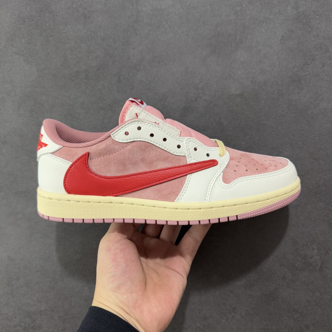 【纯原版】Travis Scott x Air Jordan 1 Low 低帮 白粉红倒钩 AJ1 乔丹1代 aj1 乔1 低邦 白粉红倒勾联名 乔丹篮球鞋系列 鞋身整体以粉色为底搭配白色框架覆盖层，标志性的反钩Swoosh Logo采用大红色呈现，内侧则辅以红色Swoosh Logo点缀，鞋舌等多处TS标志性元素均得以保留；鞋舌白色绣标上点缀红色Nike Swoosh Logo，鞋身内侧Cactusc Jack厂牌Logo采用红色点缀，后跟的鬼脸Logo标志以及Wings Logo均采用红色缝线打造，彰显联名身份；最后以做旧氧化中底搭配粉色橡胶外底完善z整体设计收尾。 货号：DM7866-100 尺码：36 36.5 37.5 38 38.5 39 40 40.5 41 42 42.5 43 44 44.5 45 46 47.5 编码：FSB240250-选品中心