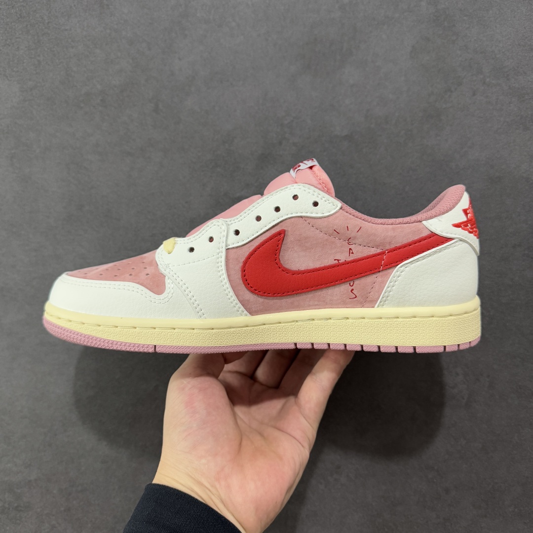 图片[2]-【纯原版】Travis Scott x Air Jordan 1 Low 低帮 白粉红倒钩 AJ1 乔丹1代 aj1 乔1 低邦 白粉红倒勾联名 乔丹篮球鞋系列 鞋身整体以粉色为底搭配白色框架覆盖层，标志性的反钩Swoosh Logo采用大红色呈现，内侧则辅以红色Swoosh Logo点缀，鞋舌等多处TS标志性元素均得以保留；鞋舌白色绣标上点缀红色Nike Swoosh Logo，鞋身内侧Cactusc Jack厂牌Logo采用红色点缀，后跟的鬼脸Logo标志以及Wings Logo均采用红色缝线打造，彰显联名身份；最后以做旧氧化中底搭配粉色橡胶外底完善z整体设计收尾。 货号：DM7866-100 尺码：36 36.5 37.5 38 38.5 39 40 40.5 41 42 42.5 43 44 44.5 45 46 47.5 编码：FSB240250-选品中心