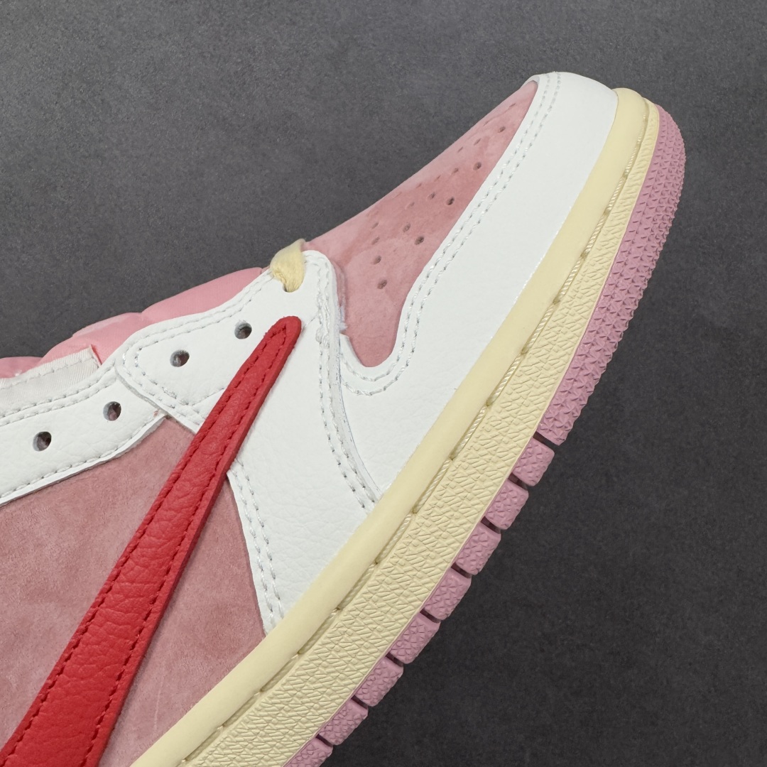 图片[5]-【纯原版】Travis Scott x Air Jordan 1 Low 低帮 白粉红倒钩 AJ1 乔丹1代 aj1 乔1 低邦 白粉红倒勾联名 乔丹篮球鞋系列 鞋身整体以粉色为底搭配白色框架覆盖层，标志性的反钩Swoosh Logo采用大红色呈现，内侧则辅以红色Swoosh Logo点缀，鞋舌等多处TS标志性元素均得以保留；鞋舌白色绣标上点缀红色Nike Swoosh Logo，鞋身内侧Cactusc Jack厂牌Logo采用红色点缀，后跟的鬼脸Logo标志以及Wings Logo均采用红色缝线打造，彰显联名身份；最后以做旧氧化中底搭配粉色橡胶外底完善z整体设计收尾。 货号：DM7866-100 尺码：36 36.5 37.5 38 38.5 39 40 40.5 41 42 42.5 43 44 44.5 45 46 47.5 编码：FSB240250-选品中心