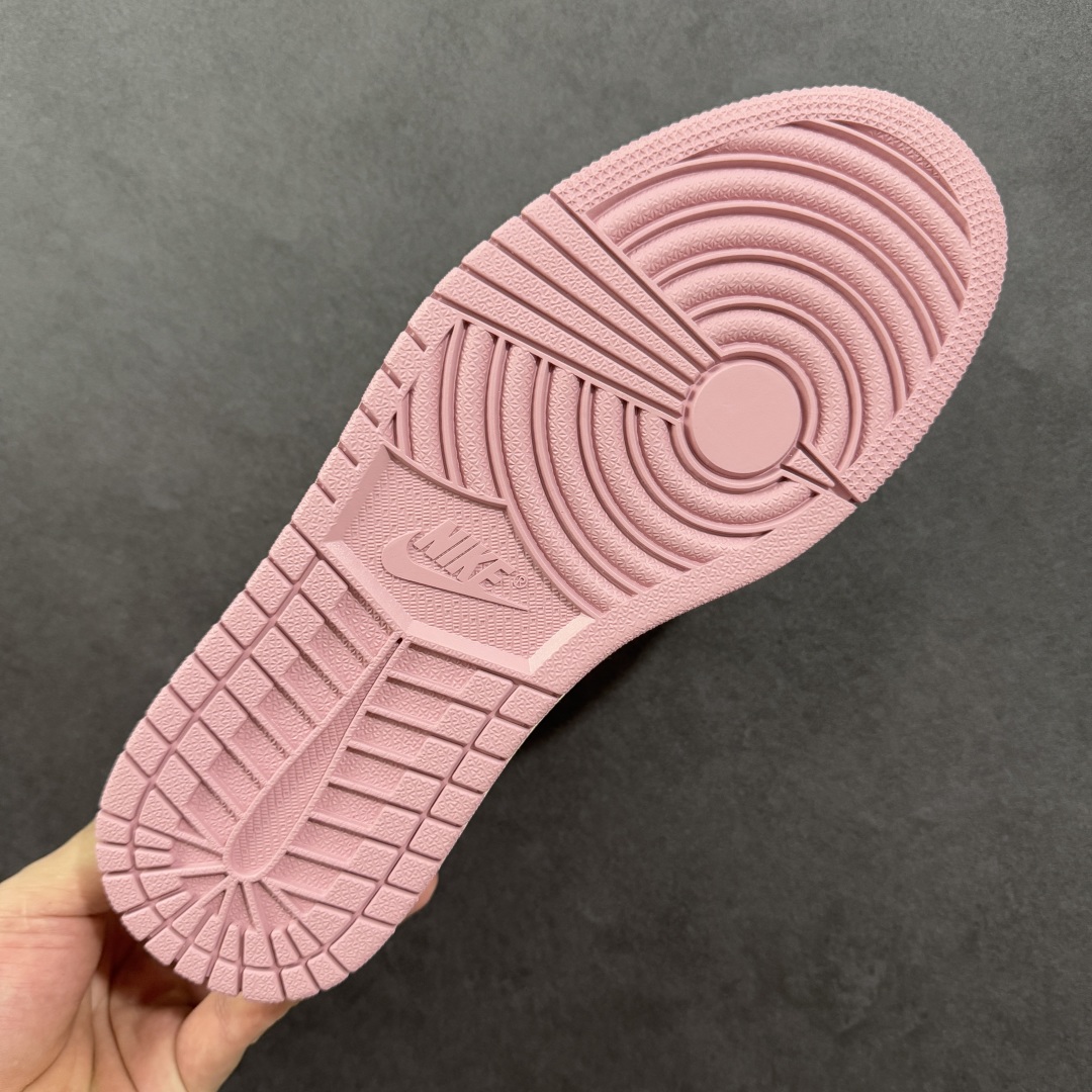 图片[9]-【纯原版】Travis Scott x Air Jordan 1 Low 低帮 白粉红倒钩 AJ1 乔丹1代 aj1 乔1 低邦 白粉红倒勾联名 乔丹篮球鞋系列 鞋身整体以粉色为底搭配白色框架覆盖层，标志性的反钩Swoosh Logo采用大红色呈现，内侧则辅以红色Swoosh Logo点缀，鞋舌等多处TS标志性元素均得以保留；鞋舌白色绣标上点缀红色Nike Swoosh Logo，鞋身内侧Cactusc Jack厂牌Logo采用红色点缀，后跟的鬼脸Logo标志以及Wings Logo均采用红色缝线打造，彰显联名身份；最后以做旧氧化中底搭配粉色橡胶外底完善z整体设计收尾。 货号：DM7866-100 尺码：36 36.5 37.5 38 38.5 39 40 40.5 41 42 42.5 43 44 44.5 45 46 47.5 编码：FSB240250-选品中心