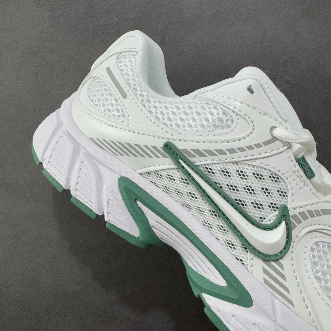 图片[6]-【公司级】NK V5 RNR 舒适百搭跑步鞋 黑绿 融合了复古与现代设计元素，轻量化设计，鞋面采用透气网眼材料，搭配轻质泡沫中底，缓震舒适，适合日常通勤或轻量级徒步，可以满足日常穿搭的同时，还兼容户外徒步功能 货号：HQ7901-106 尺码：36-45 编码：LDSB210220-选品中心