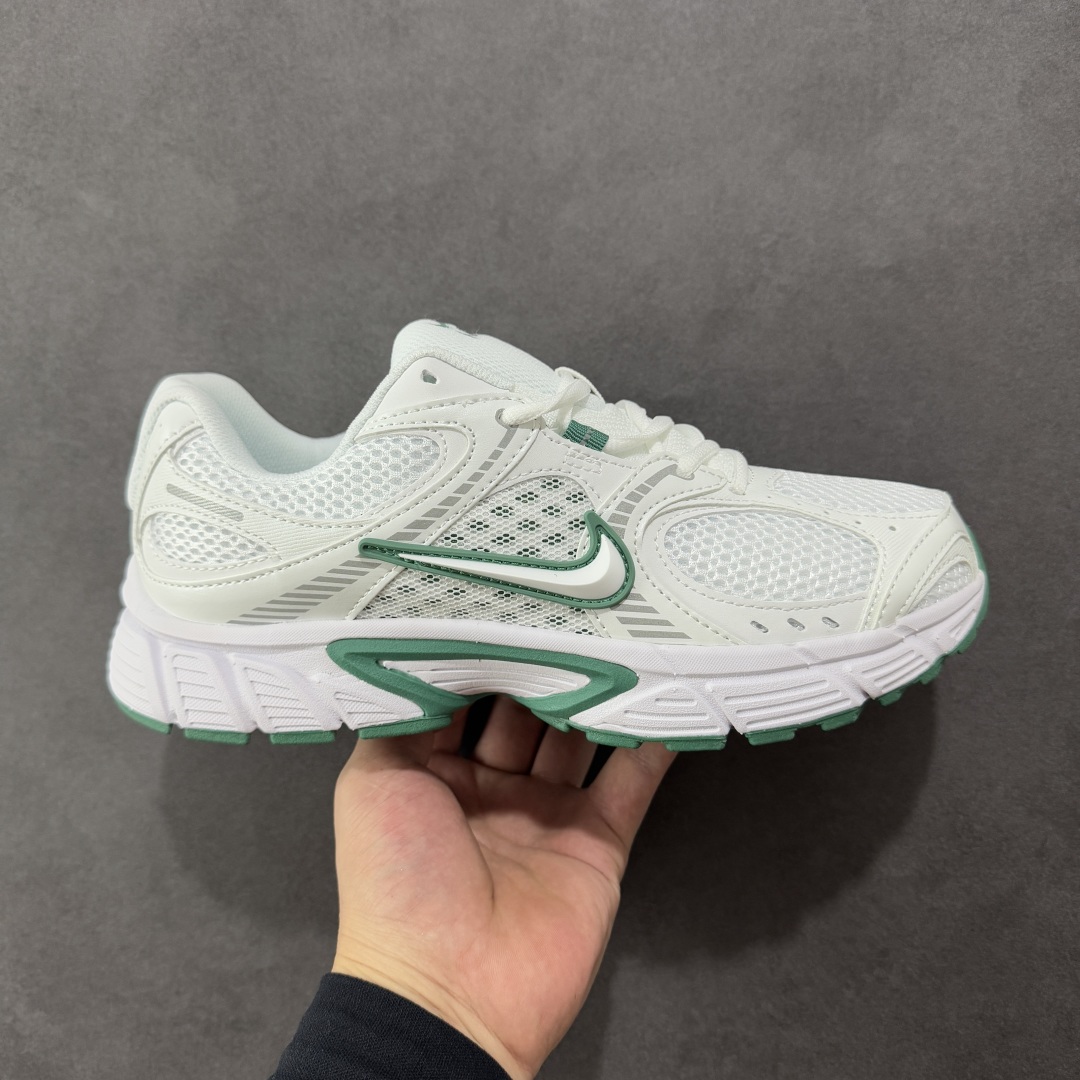 【公司级】NK V5 RNR 舒适百搭跑步鞋 黑绿 融合了复古与现代设计元素,轻量化设计,鞋面采用透气网眼材料,搭配轻质泡沫中底,缓震舒适,适合日常通勤或轻量级徒步,可以满足日常穿搭的同时,还兼容户外徒步功能 货号:HQ7901-106 尺码:36-45 编码:LDSB210220-选品中心