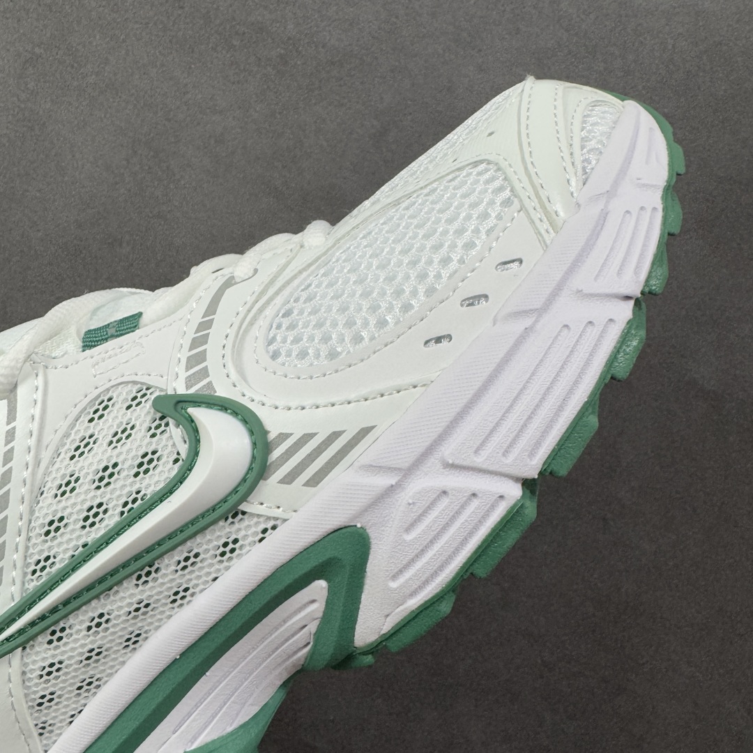 图片[5]-【公司级】NK V5 RNR 舒适百搭跑步鞋 黑绿 融合了复古与现代设计元素，轻量化设计，鞋面采用透气网眼材料，搭配轻质泡沫中底，缓震舒适，适合日常通勤或轻量级徒步，可以满足日常穿搭的同时，还兼容户外徒步功能 货号：HQ7901-106 尺码：36-45 编码：LDSB210220-选品中心