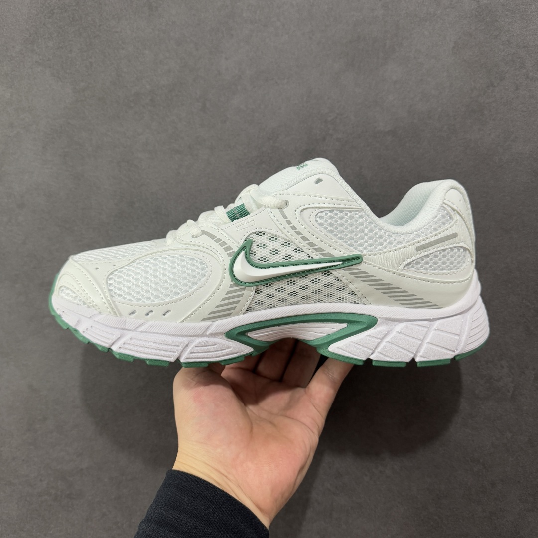 图片[2]-【公司级】NK V5 RNR 舒适百搭跑步鞋 黑绿 融合了复古与现代设计元素，轻量化设计，鞋面采用透气网眼材料，搭配轻质泡沫中底，缓震舒适，适合日常通勤或轻量级徒步，可以满足日常穿搭的同时，还兼容户外徒步功能 货号：HQ7901-106 尺码：36-45 编码：LDSB210220-选品中心