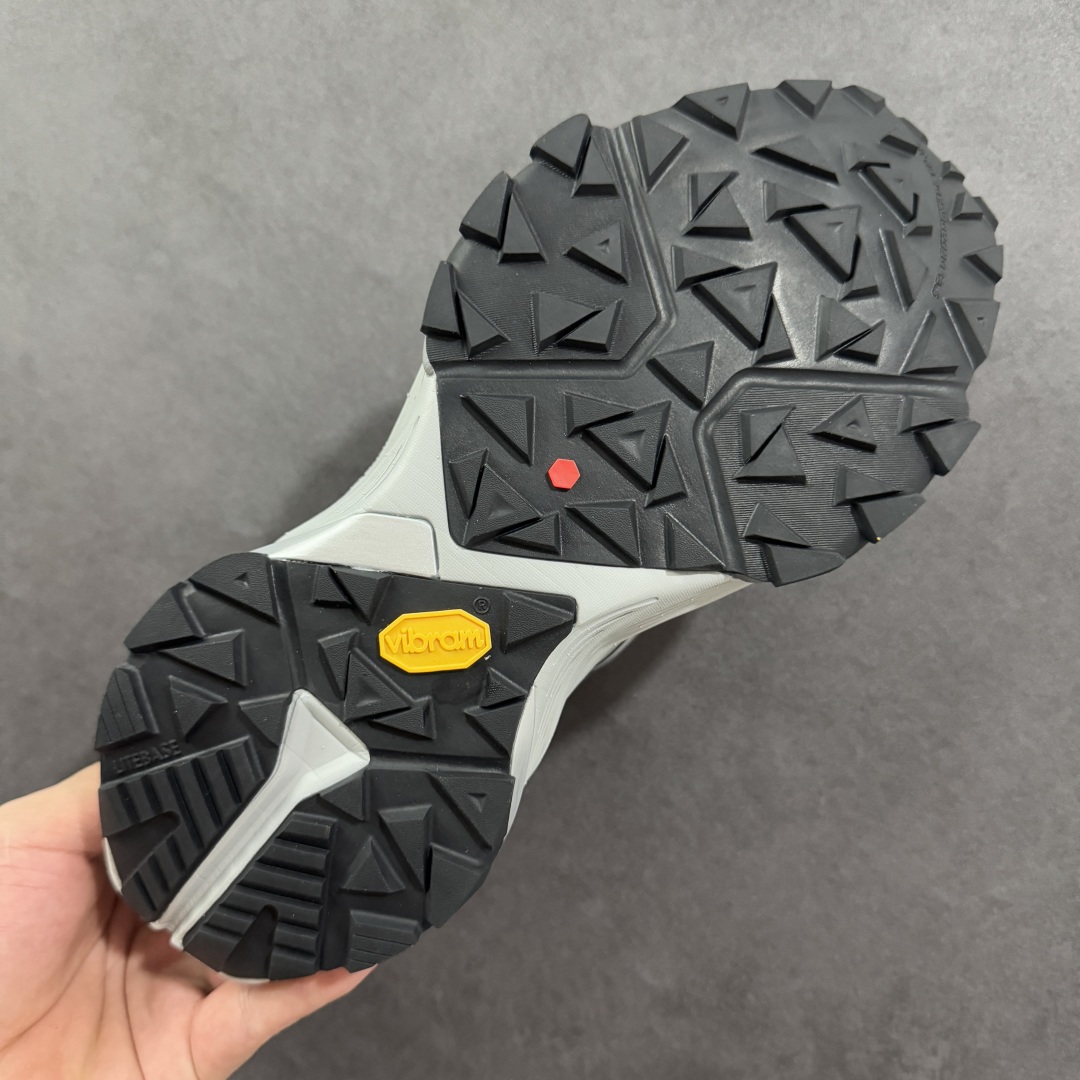 图片[9]-【公司级】KAILAS FUGA DU BOA 凯乐石 黑山大坡王越野机能跑鞋 这双黑山整体呈现了多样的黑灰银搭配 鞋面主体部分采用网状薄翼材质中底是大坡王最具特色的山形结构 鞋带采用 BOA 旋钮快速穿脱系统 Vibram Megagrip 延续大坡王超强抓地 多重元素组合而成的造型和颜色设计让整双鞋观感丰富而又统一 整双鞋的技术和材料应用使得科技感十足颜色和脚感适合各类场景和场所穿着！ 尺码：39 39.5 40 41 41.5 42 42.5 43 44 44.5 45-选品中心