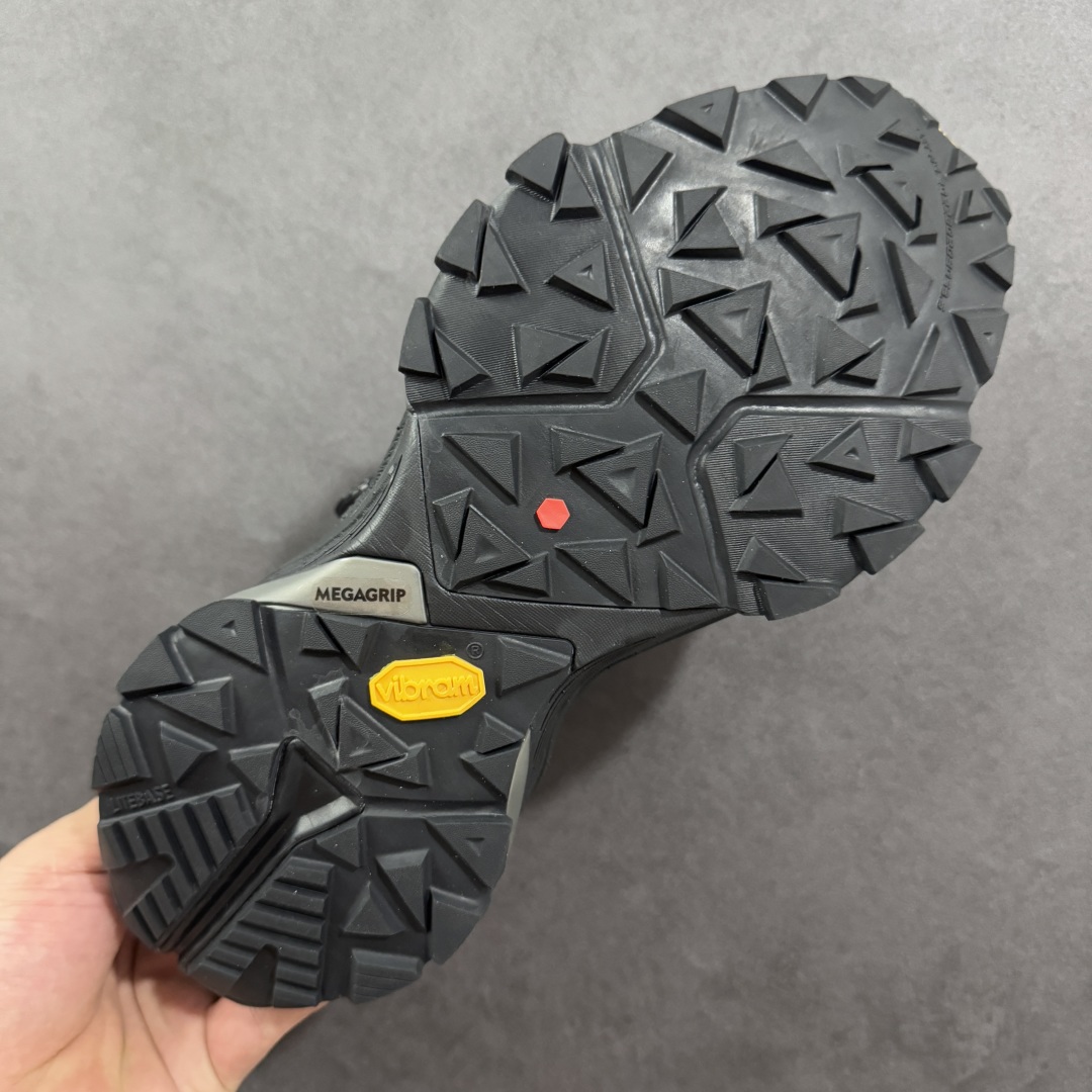 图片[9]-【公司级】KAILAS FUGA DU BOA 凯乐石 黑山大坡王越野机能跑鞋 这双黑山整体呈现了多样的黑灰银搭配 鞋面主体部分采用网状薄翼材质中底是大坡王最具特色的山形结构 鞋带采用 BOA 旋钮快速穿脱系统 Vibram Megagrip 延续大坡王超强抓地 多重元素组合而成的造型和颜色设计让整双鞋观感丰富而又统一 整双鞋的技术和材料应用使得科技感十足颜色和脚感适合各类场景和场所穿着！ 尺码：39 39.5 40 41 41.5 42 42.5 43 44 44.5 45-选品中心