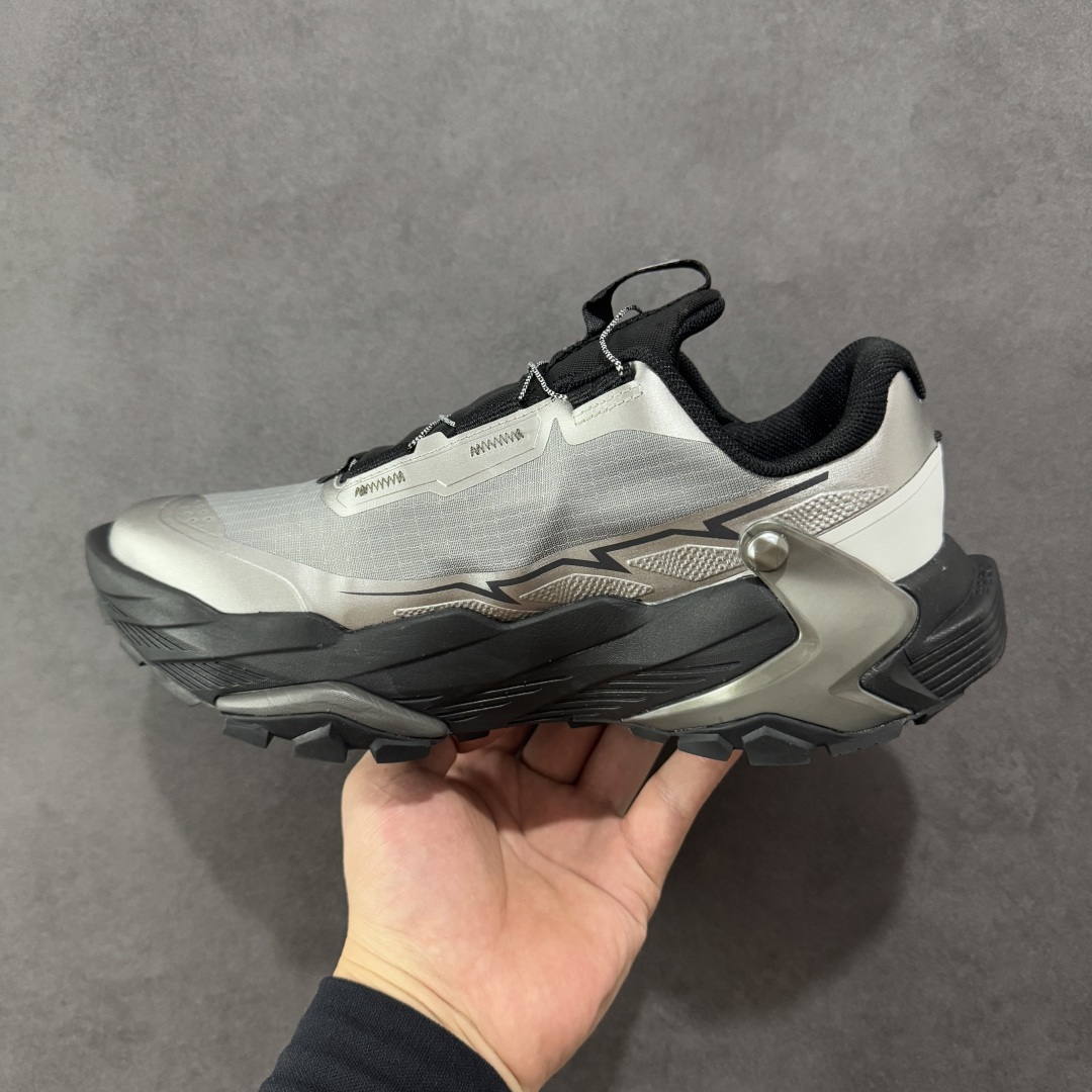 图片[2]-【公司级】KAILAS FUGA DU BOA 凯乐石 黑山大坡王越野机能跑鞋 这双黑山整体呈现了多样的黑灰银搭配 鞋面主体部分采用网状薄翼材质中底是大坡王最具特色的山形结构 鞋带采用 BOA 旋钮快速穿脱系统 Vibram Megagrip 延续大坡王超强抓地 多重元素组合而成的造型和颜色设计让整双鞋观感丰富而又统一 整双鞋的技术和材料应用使得科技感十足颜色和脚感适合各类场景和场所穿着！ 尺码：39 39.5 40 41 41.5 42 42.5 43 44 44.5 45-选品中心