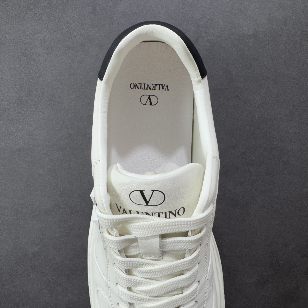 图片[7]-【广东纯原版本】Valentino 华伦天奴 Rockstud untitled 厚底休闲铆钉小白鞋 明星同款 软羊皮低帮板鞋休闲男鞋 经典百搭款绗缝格纹打造瞩目朋克风格 考究皮质构塑和简洁轮廓 流畅的线条奠定酷感基调 装饰质感橡胶效果 侧面铆钉装饰 穿出了不一样的随性和时髦 阿那亚大秀可谓是刷爆了时尚圈 鞋面全油边 面料：定制牛皮+独家开模橡胶发泡大底 轻便防滑耐磨 脚感舒适 款式耐看做工精细 全套包装 尺码：39 40 41 42 43 44（皮鞋码）-选品中心