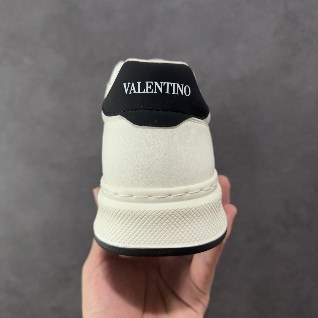 图片[4]-【广东纯原版本】Valentino 华伦天奴 Rockstud untitled 厚底休闲铆钉小白鞋 明星同款 软羊皮低帮板鞋休闲男鞋 经典百搭款绗缝格纹打造瞩目朋克风格 考究皮质构塑和简洁轮廓 流畅的线条奠定酷感基调 装饰质感橡胶效果 侧面铆钉装饰 穿出了不一样的随性和时髦 阿那亚大秀可谓是刷爆了时尚圈 鞋面全油边 面料：定制牛皮+独家开模橡胶发泡大底 轻便防滑耐磨 脚感舒适 款式耐看做工精细 全套包装 尺码：39 40 41 42 43 44（皮鞋码）-选品中心