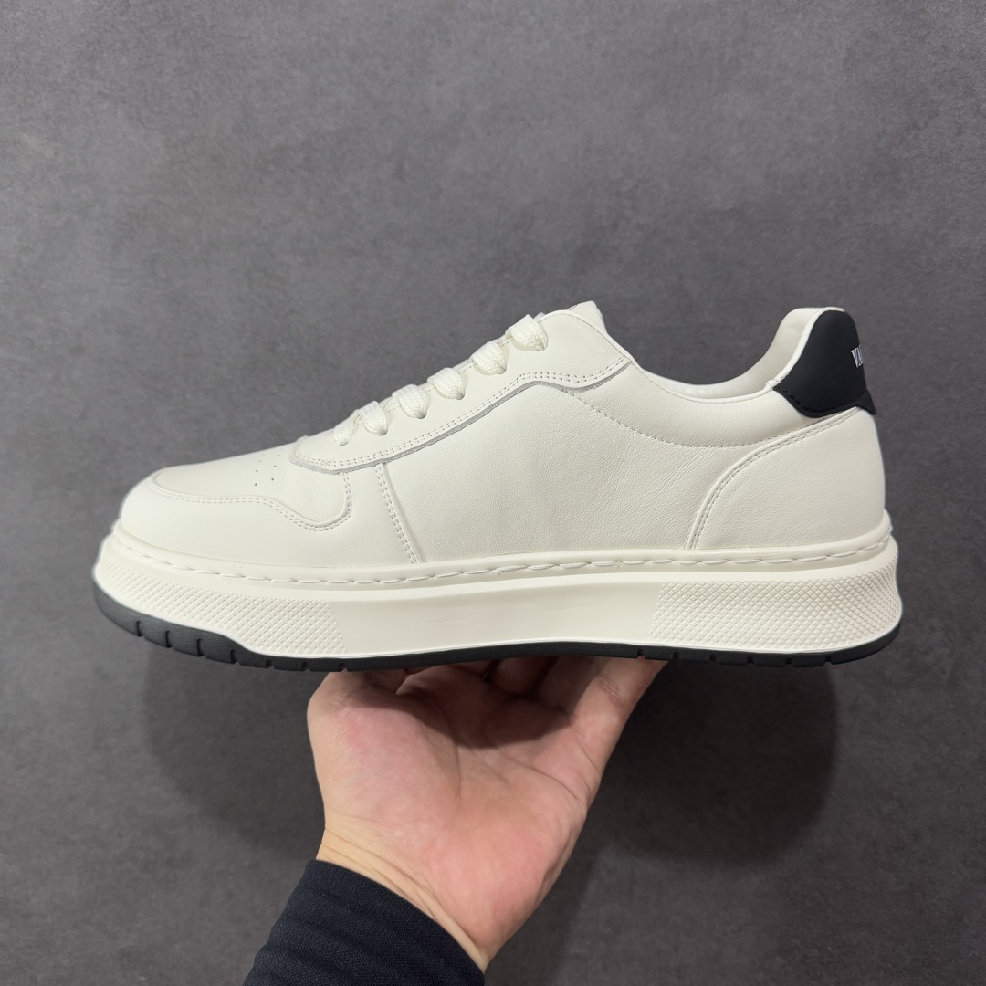 图片[2]-【广东纯原版本】Valentino 华伦天奴 Rockstud untitled 厚底休闲铆钉小白鞋 明星同款 软羊皮低帮板鞋休闲男鞋 经典百搭款绗缝格纹打造瞩目朋克风格 考究皮质构塑和简洁轮廓 流畅的线条奠定酷感基调 装饰质感橡胶效果 侧面铆钉装饰 穿出了不一样的随性和时髦 阿那亚大秀可谓是刷爆了时尚圈 鞋面全油边 面料：定制牛皮+独家开模橡胶发泡大底 轻便防滑耐磨 脚感舒适 款式耐看做工精细 全套包装 尺码：39 40 41 42 43 44（皮鞋码）-选品中心