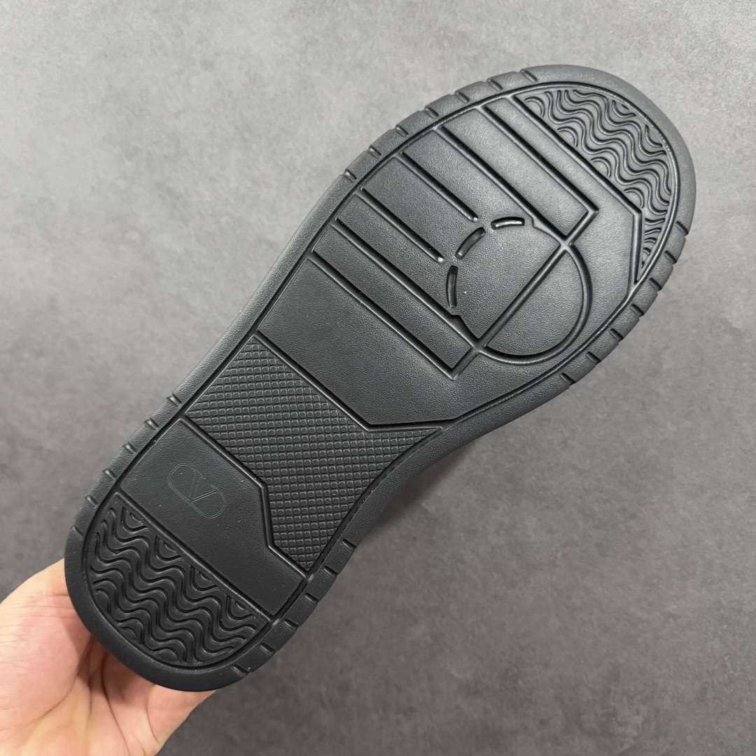 图片[9]-【广东纯原版本】Valentino 华伦天奴 Rockstud untitled 厚底休闲铆钉小白鞋 明星同款 软羊皮低帮板鞋休闲男鞋 经典百搭款绗缝格纹打造瞩目朋克风格 考究皮质构塑和简洁轮廓 流畅的线条奠定酷感基调 装饰质感橡胶效果 侧面铆钉装饰 穿出了不一样的随性和时髦 阿那亚大秀可谓是刷爆了时尚圈 鞋面全油边 面料：定制牛皮+独家开模橡胶发泡大底 轻便防滑耐磨 脚感舒适 款式耐看做工精细 全套包装 尺码：39 40 41 42 43 44（皮鞋码）-选品中心