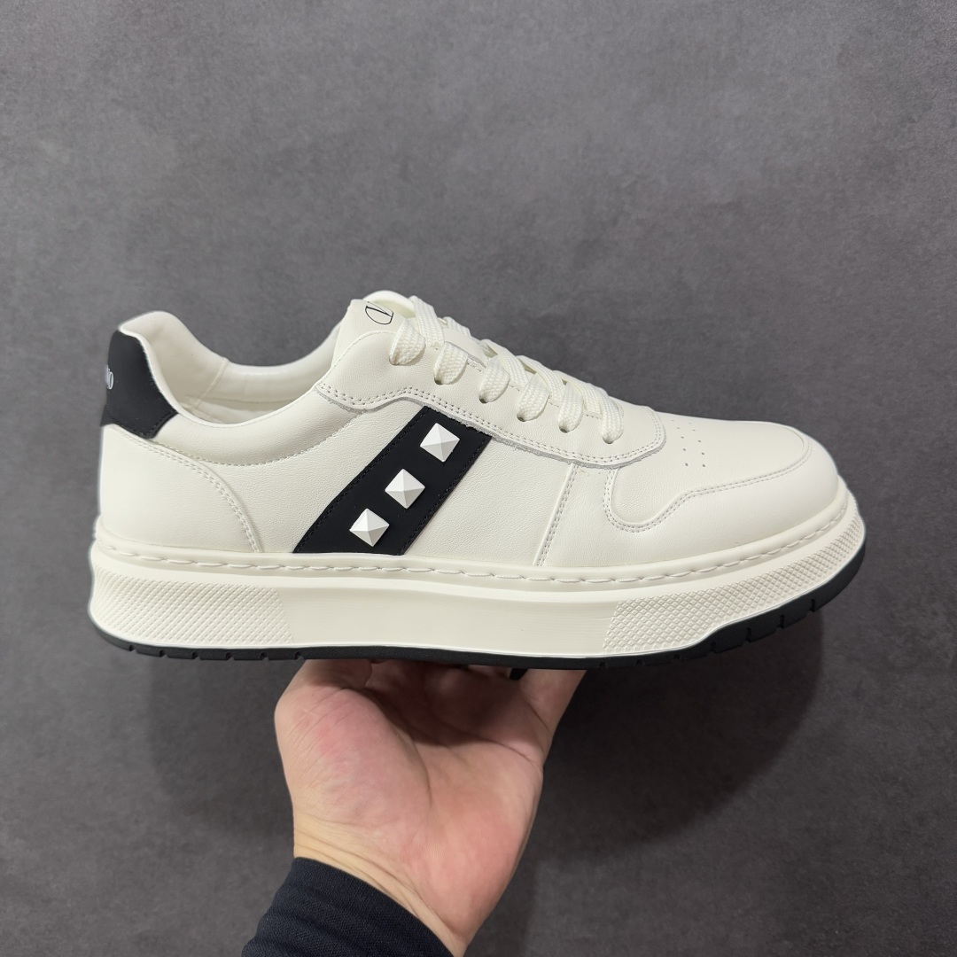 【广东纯原版本】Valentino 华伦天奴 Rockstud untitled 厚底休闲铆钉小白鞋 明星同款 软羊皮低帮板鞋休闲男鞋 经典百搭款绗缝格纹打造瞩目朋克风格 考究皮质构塑和简洁轮廓 流畅的线条奠定酷感基调 装饰质感橡胶效果 侧面铆钉装饰 穿出了不一样的随性和时髦 阿那亚大秀可谓是刷爆了时尚圈 鞋面全油边 面料:定制牛皮+独家开模橡胶发泡大底 轻便防滑耐磨 脚感舒适 款式耐看做工精细 全套包装 尺码:39 40 41 42 43 44(皮鞋码)-选品中心