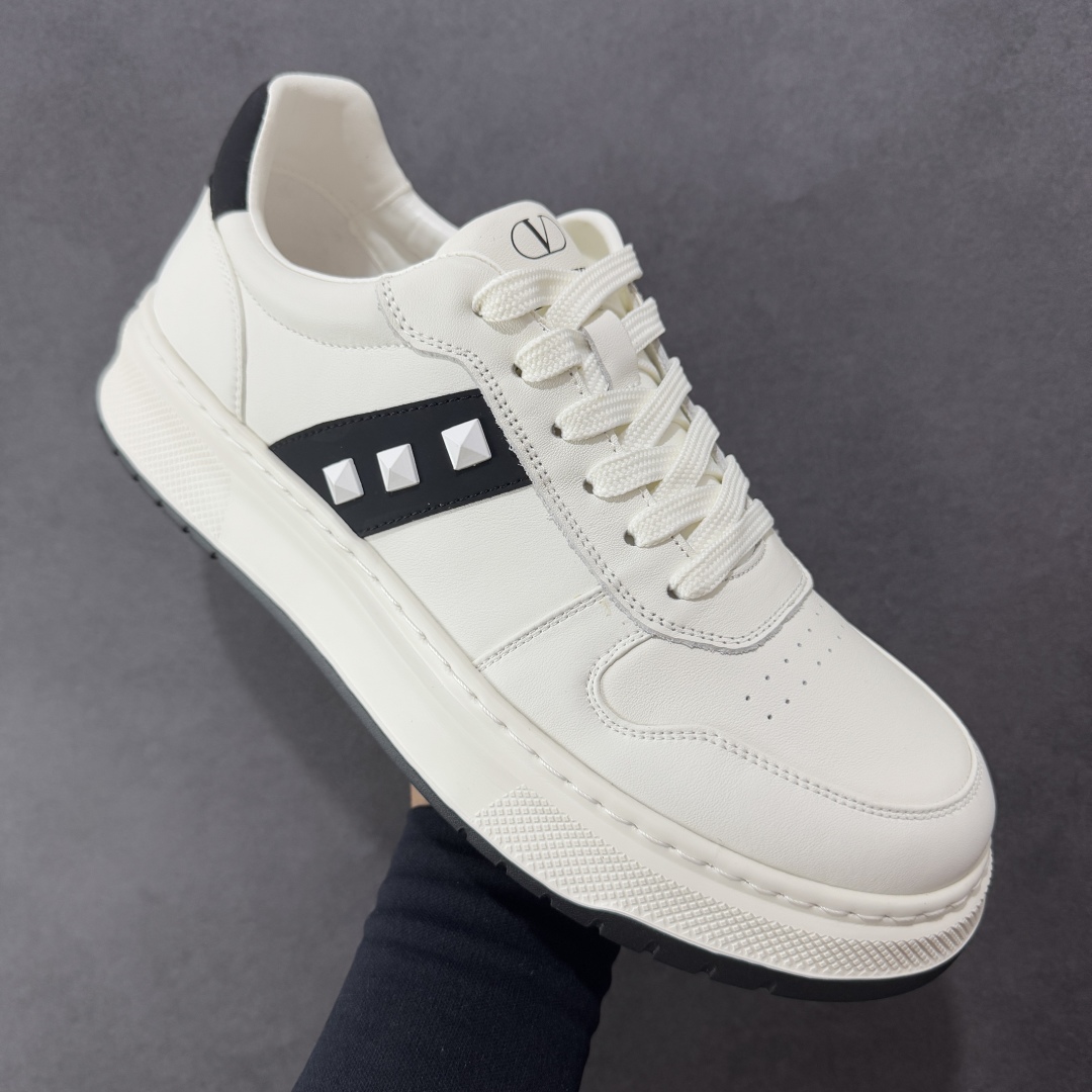 图片[3]-【广东纯原版本】Valentino 华伦天奴 Rockstud untitled 厚底休闲铆钉小白鞋 明星同款 软羊皮低帮板鞋休闲男鞋 经典百搭款绗缝格纹打造瞩目朋克风格 考究皮质构塑和简洁轮廓 流畅的线条奠定酷感基调 装饰质感橡胶效果 侧面铆钉装饰 穿出了不一样的随性和时髦 阿那亚大秀可谓是刷爆了时尚圈 鞋面全油边 面料：定制牛皮+独家开模橡胶发泡大底 轻便防滑耐磨 脚感舒适 款式耐看做工精细 全套包装 尺码：39 40 41 42 43 44（皮鞋码）-选品中心