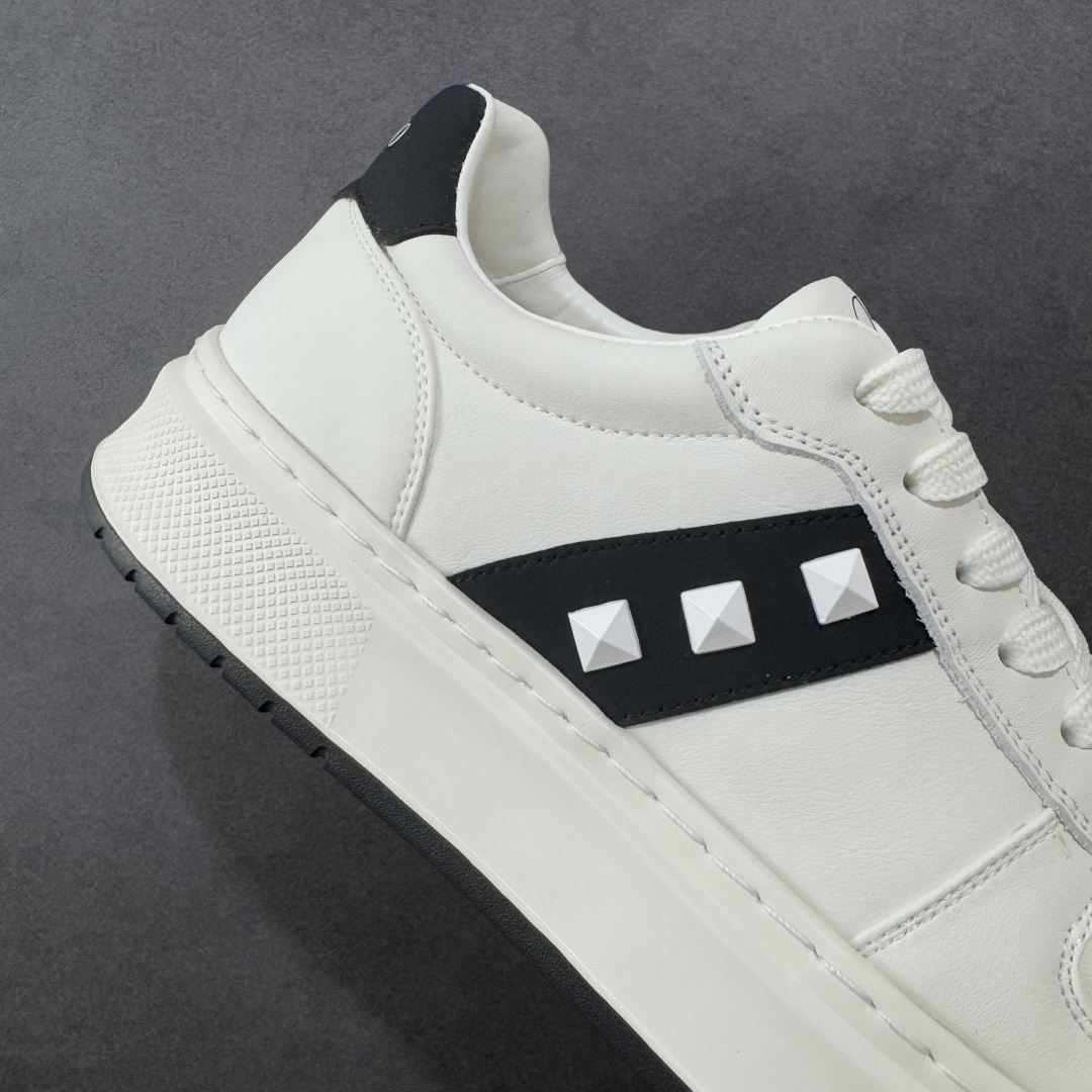 图片[6]-【广东纯原版本】Valentino 华伦天奴 Rockstud untitled 厚底休闲铆钉小白鞋 明星同款 软羊皮低帮板鞋休闲男鞋 经典百搭款绗缝格纹打造瞩目朋克风格 考究皮质构塑和简洁轮廓 流畅的线条奠定酷感基调 装饰质感橡胶效果 侧面铆钉装饰 穿出了不一样的随性和时髦 阿那亚大秀可谓是刷爆了时尚圈 鞋面全油边 面料：定制牛皮+独家开模橡胶发泡大底 轻便防滑耐磨 脚感舒适 款式耐看做工精细 全套包装 尺码：39 40 41 42 43 44（皮鞋码）-选品中心