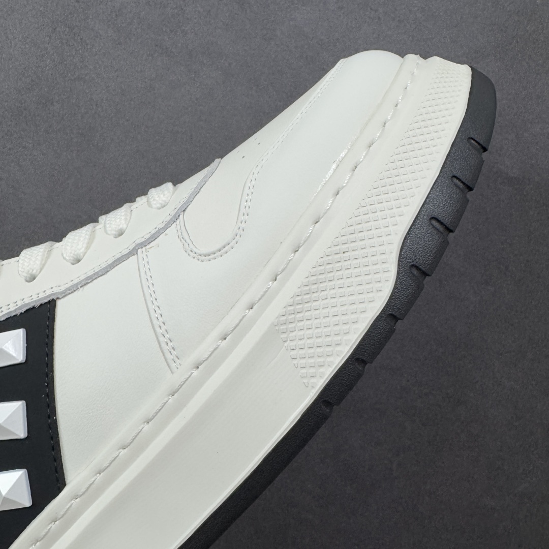 图片[5]-【广东纯原版本】Valentino 华伦天奴 Rockstud untitled 厚底休闲铆钉小白鞋 明星同款 软羊皮低帮板鞋休闲男鞋 经典百搭款绗缝格纹打造瞩目朋克风格 考究皮质构塑和简洁轮廓 流畅的线条奠定酷感基调 装饰质感橡胶效果 侧面铆钉装饰 穿出了不一样的随性和时髦 阿那亚大秀可谓是刷爆了时尚圈 鞋面全油边 面料：定制牛皮+独家开模橡胶发泡大底 轻便防滑耐磨 脚感舒适 款式耐看做工精细 全套包装 尺码：39 40 41 42 43 44（皮鞋码）-选品中心