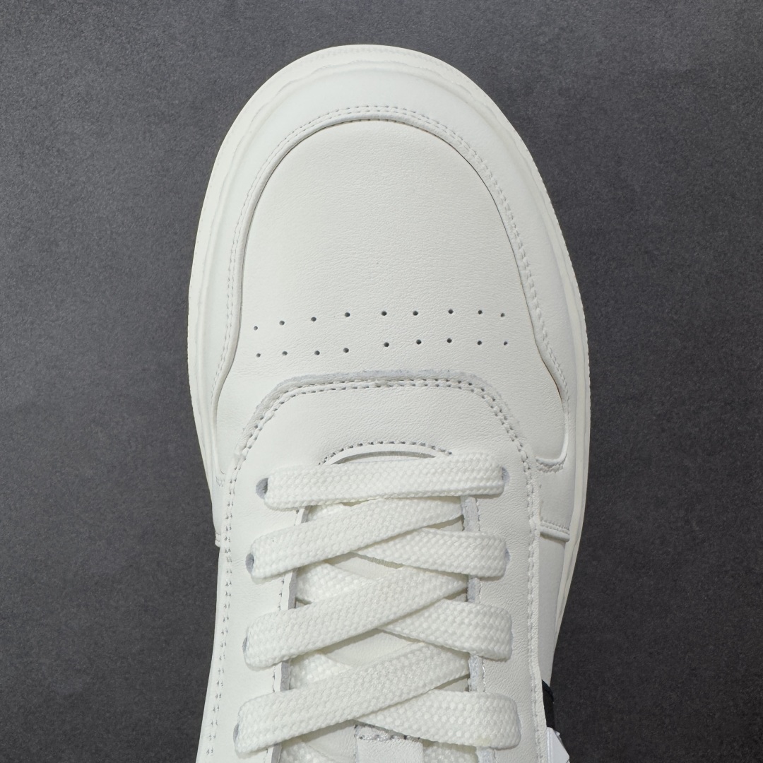 图片[8]-【广东纯原版本】Valentino 华伦天奴 Rockstud untitled 厚底休闲铆钉小白鞋 明星同款 软羊皮低帮板鞋休闲男鞋 经典百搭款绗缝格纹打造瞩目朋克风格 考究皮质构塑和简洁轮廓 流畅的线条奠定酷感基调 装饰质感橡胶效果 侧面铆钉装饰 穿出了不一样的随性和时髦 阿那亚大秀可谓是刷爆了时尚圈 鞋面全油边 面料：定制牛皮+独家开模橡胶发泡大底 轻便防滑耐磨 脚感舒适 款式耐看做工精细 全套包装 尺码：39 40 41 42 43 44（皮鞋码）-选品中心