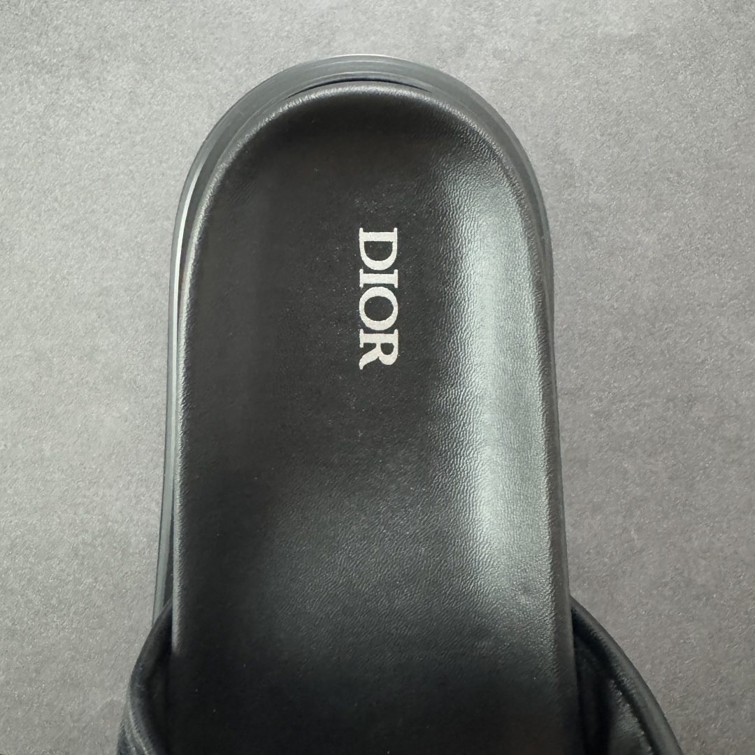 图片[7]-【莞产礼盒版】Dior迪奥 最新款 Dioriviera Dway 圆头套穿一字拖鞋 厚底 拖鞋 原版购入开发 做货 这款 Dior H-Town 凉鞋致敬运动风格经典标识，彰显 Dior 的高订精神。采用黑色橡胶精心制作，Oblique 印花鞋面，饰以同色调牛皮革细节提升格调。橡胶鞋底融入多种元素，饰以 Dior 标志更显精致，彰显未来主义风格。可与短裤或牛仔裤搭配穿着，配合送专柜精美包装🛍 尺码：39-46-选品中心