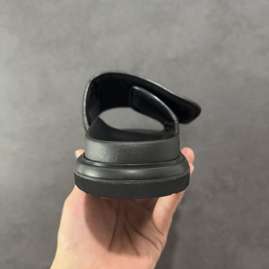 图片[4]-【莞产礼盒版】Dior迪奥 最新款 Dioriviera Dway 圆头套穿一字拖鞋 厚底 拖鞋 原版购入开发 做货 这款 Dior H-Town 凉鞋致敬运动风格经典标识，彰显 Dior 的高订精神。采用黑色橡胶精心制作，Oblique 印花鞋面，饰以同色调牛皮革细节提升格调。橡胶鞋底融入多种元素，饰以 Dior 标志更显精致，彰显未来主义风格。可与短裤或牛仔裤搭配穿着，配合送专柜精美包装🛍 尺码：39-46-选品中心