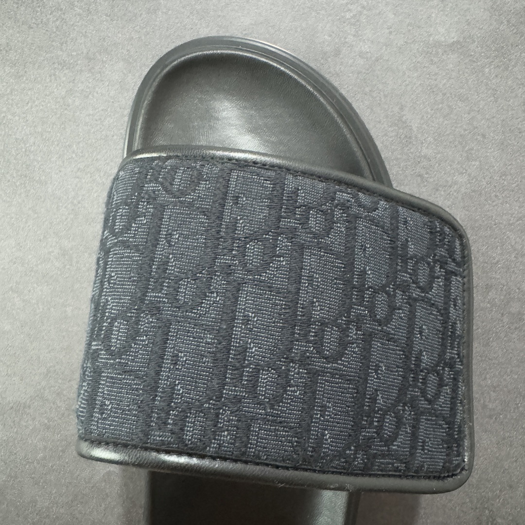 图片[8]-【莞产礼盒版】Dior迪奥 最新款 Dioriviera Dway 圆头套穿一字拖鞋 厚底 拖鞋 原版购入开发 做货 这款 Dior H-Town 凉鞋致敬运动风格经典标识，彰显 Dior 的高订精神。采用黑色橡胶精心制作，Oblique 印花鞋面，饰以同色调牛皮革细节提升格调。橡胶鞋底融入多种元素，饰以 Dior 标志更显精致，彰显未来主义风格。可与短裤或牛仔裤搭配穿着，配合送专柜精美包装🛍 尺码：39-46-选品中心