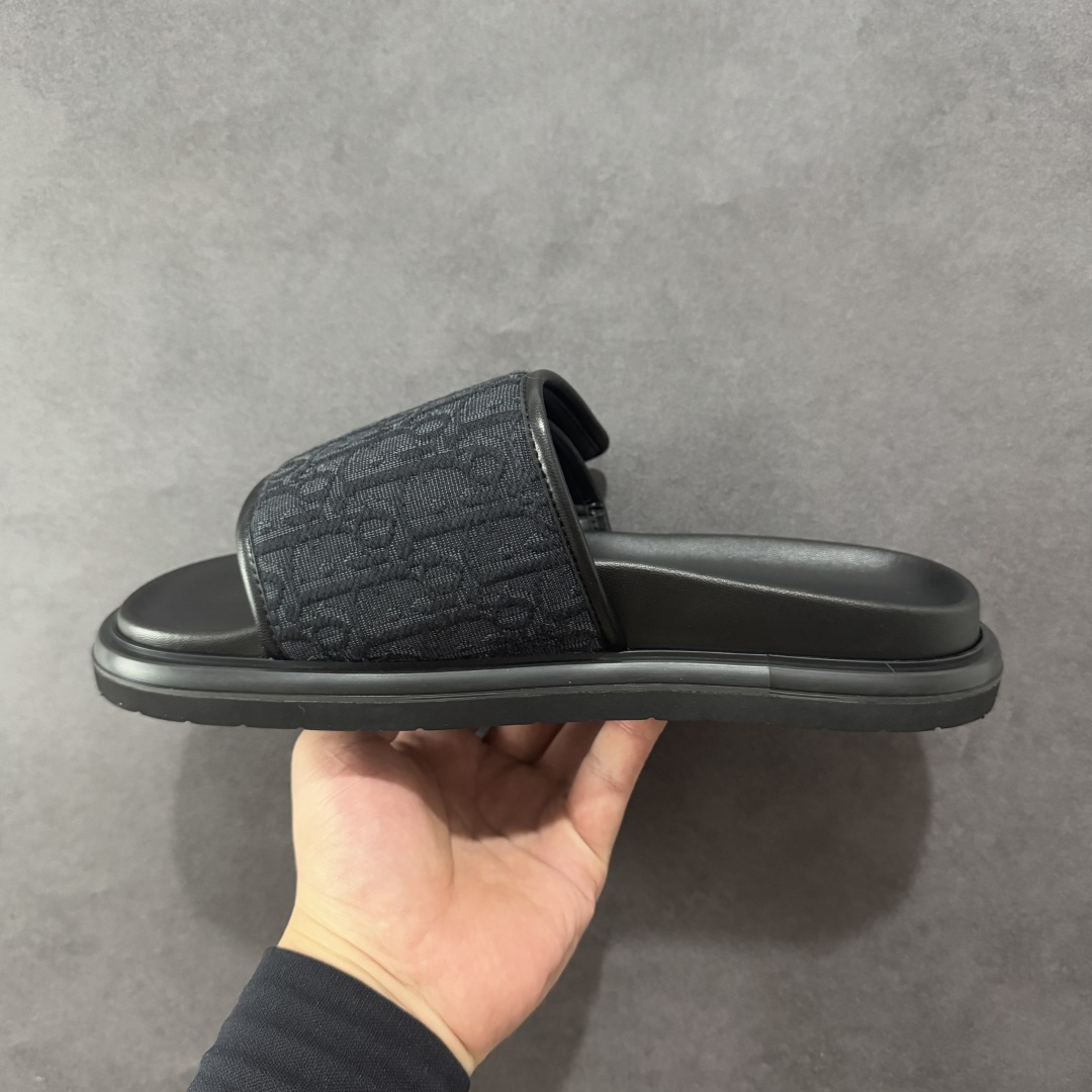 图片[2]-【莞产礼盒版】Dior迪奥 最新款 Dioriviera Dway 圆头套穿一字拖鞋 厚底 拖鞋 原版购入开发 做货 这款 Dior H-Town 凉鞋致敬运动风格经典标识，彰显 Dior 的高订精神。采用黑色橡胶精心制作，Oblique 印花鞋面，饰以同色调牛皮革细节提升格调。橡胶鞋底融入多种元素，饰以 Dior 标志更显精致，彰显未来主义风格。可与短裤或牛仔裤搭配穿着，配合送专柜精美包装🛍 尺码：39-46-选品中心