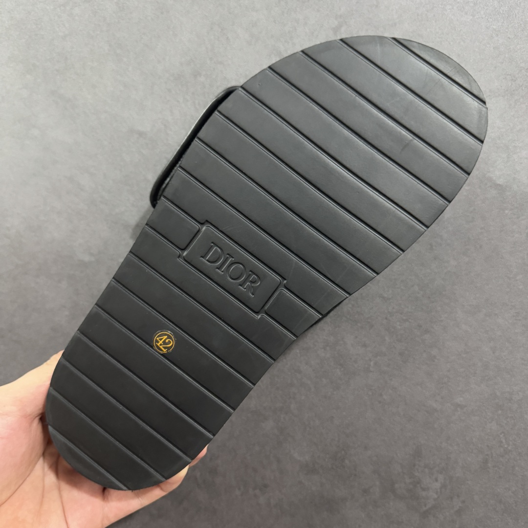 图片[9]-【莞产礼盒版】Dior迪奥 最新款 Dioriviera Dway 圆头套穿一字拖鞋 厚底 拖鞋 原版购入开发 做货 这款 Dior H-Town 凉鞋致敬运动风格经典标识，彰显 Dior 的高订精神。采用黑色橡胶精心制作，Oblique 印花鞋面，饰以同色调牛皮革细节提升格调。橡胶鞋底融入多种元素，饰以 Dior 标志更显精致，彰显未来主义风格。可与短裤或牛仔裤搭配穿着，配合送专柜精美包装🛍 尺码：39-46-选品中心