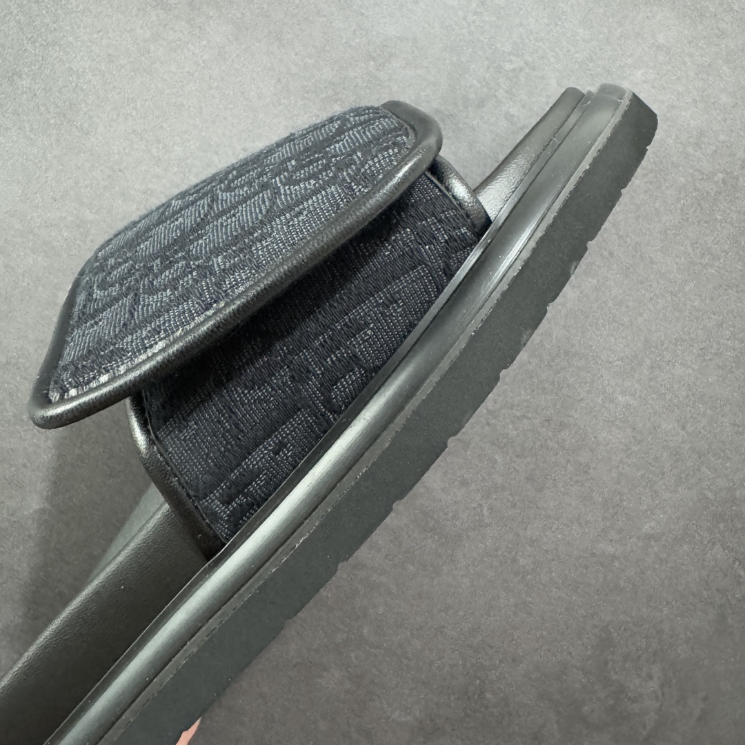 图片[5]-【莞产礼盒版】Dior迪奥 最新款 Dioriviera Dway 圆头套穿一字拖鞋 厚底 拖鞋 原版购入开发 做货 这款 Dior H-Town 凉鞋致敬运动风格经典标识，彰显 Dior 的高订精神。采用黑色橡胶精心制作，Oblique 印花鞋面，饰以同色调牛皮革细节提升格调。橡胶鞋底融入多种元素，饰以 Dior 标志更显精致，彰显未来主义风格。可与短裤或牛仔裤搭配穿着，配合送专柜精美包装🛍 尺码：39-46-选品中心