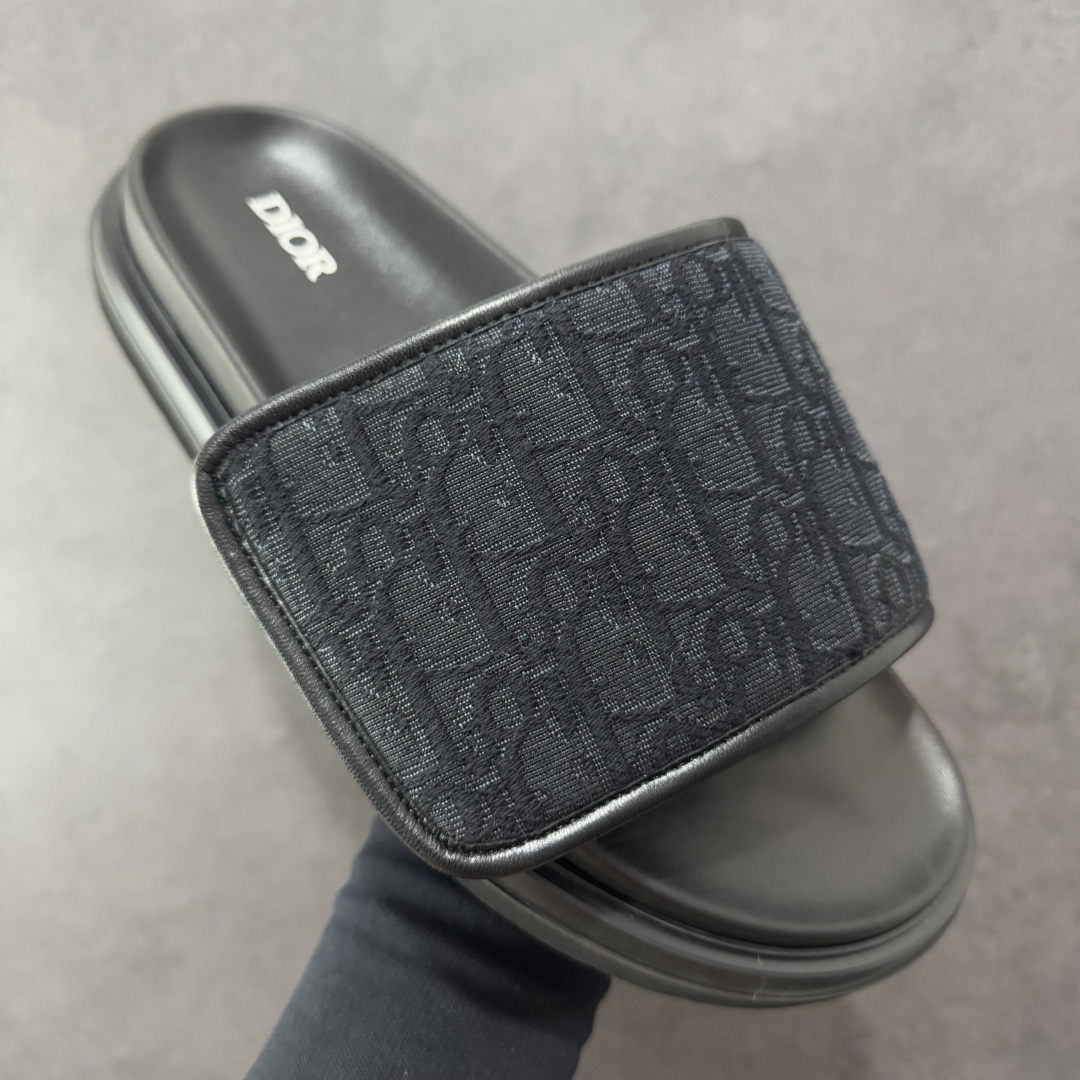 图片[3]-【莞产礼盒版】Dior迪奥 最新款 Dioriviera Dway 圆头套穿一字拖鞋 厚底 拖鞋 原版购入开发 做货 这款 Dior H-Town 凉鞋致敬运动风格经典标识，彰显 Dior 的高订精神。采用黑色橡胶精心制作，Oblique 印花鞋面，饰以同色调牛皮革细节提升格调。橡胶鞋底融入多种元素，饰以 Dior 标志更显精致，彰显未来主义风格。可与短裤或牛仔裤搭配穿着，配合送专柜精美包装🛍 尺码：39-46-选品中心