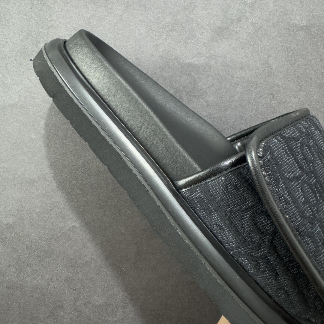 图片[6]-【莞产礼盒版】Dior迪奥 最新款 Dioriviera Dway 圆头套穿一字拖鞋 厚底 拖鞋 原版购入开发 做货 这款 Dior H-Town 凉鞋致敬运动风格经典标识，彰显 Dior 的高订精神。采用黑色橡胶精心制作，Oblique 印花鞋面，饰以同色调牛皮革细节提升格调。橡胶鞋底融入多种元素，饰以 Dior 标志更显精致，彰显未来主义风格。可与短裤或牛仔裤搭配穿着，配合送专柜精美包装🛍 尺码：39-46-选品中心