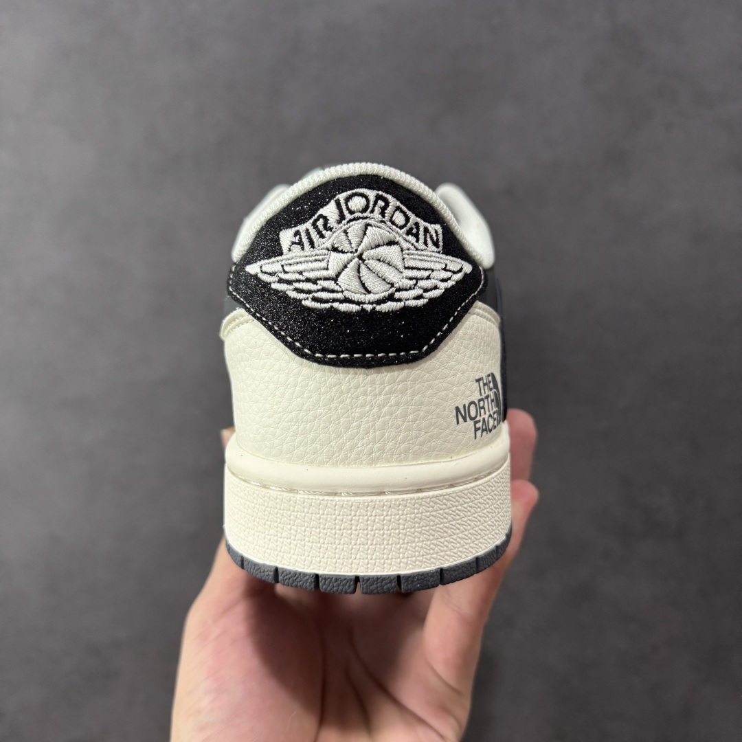 定制版 Travis Scott x Fragment Design x Air Jordan 1 Low OG SP AJ1 乔1 北面联名 印花米黑织标 低帮文化休闲板鞋 QW5088-205