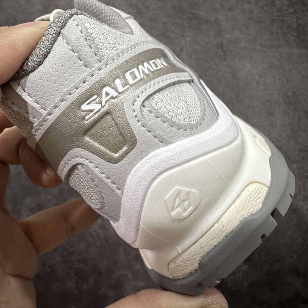 图片[2]-【A1外贸版】Salomon XT-QUEST ADV 萨洛蒙情侣款户外机能鞋 银色477757 全新外贸大厂出品 细节品质大改进 独立私模 最大做到47.5码 全鞋采用为原厂一致材料打造 全新鞋型 相对市场版本 版型更正 全新玻璃冲刀 清洁度提升 同步原版左右鞋带孔的间距加大（市场版间距太小） 网面与鞋头材料校对一致无色差（市面版本有色差） 大底contagrip凹陷程度同步原版（市面版都有差别） 鞋舌两侧鞋帮脚踝处更加直挺（之前老版往中间踏） 鞋头处添加☯️太极标 所有细节多次修改校正 坚持同步原版无差别 毋庸置疑全市场最好的版本💪🏻终端优势供应 尺码：36 36.5 37.5 38 38.5 39 40 40.5 41 42 42.5 43-选品中心