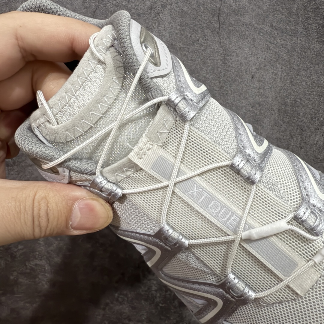 图片[7]-【A1外贸版】Salomon XT-QUEST ADV 萨洛蒙情侣款户外机能鞋 银色477757 全新外贸大厂出品 细节品质大改进 独立私模 最大做到47.5码 全鞋采用为原厂一致材料打造 全新鞋型 相对市场版本 版型更正 全新玻璃冲刀 清洁度提升 同步原版左右鞋带孔的间距加大（市场版间距太小） 网面与鞋头材料校对一致无色差（市面版本有色差） 大底contagrip凹陷程度同步原版（市面版都有差别） 鞋舌两侧鞋帮脚踝处更加直挺（之前老版往中间踏） 鞋头处添加☯️太极标 所有细节多次修改校正 坚持同步原版无差别 毋庸置疑全市场最好的版本💪🏻终端优势供应 尺码：36 36.5 37.5 38 38.5 39 40 40.5 41 42 42.5 43-选品中心