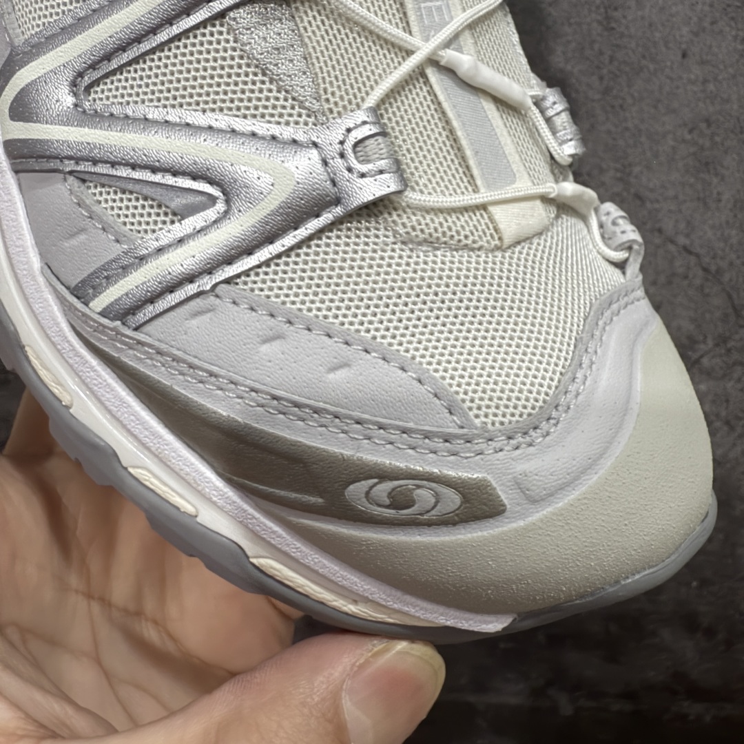 图片[6]-【A1外贸版】Salomon XT-QUEST ADV 萨洛蒙情侣款户外机能鞋 银色477757 全新外贸大厂出品 细节品质大改进 独立私模 最大做到47.5码 全鞋采用为原厂一致材料打造 全新鞋型 相对市场版本 版型更正 全新玻璃冲刀 清洁度提升 同步原版左右鞋带孔的间距加大（市场版间距太小） 网面与鞋头材料校对一致无色差（市面版本有色差） 大底contagrip凹陷程度同步原版（市面版都有差别） 鞋舌两侧鞋帮脚踝处更加直挺（之前老版往中间踏） 鞋头处添加☯️太极标 所有细节多次修改校正 坚持同步原版无差别 毋庸置疑全市场最好的版本💪🏻终端优势供应 尺码：36 36.5 37.5 38 38.5 39 40 40.5 41 42 42.5 43-选品中心